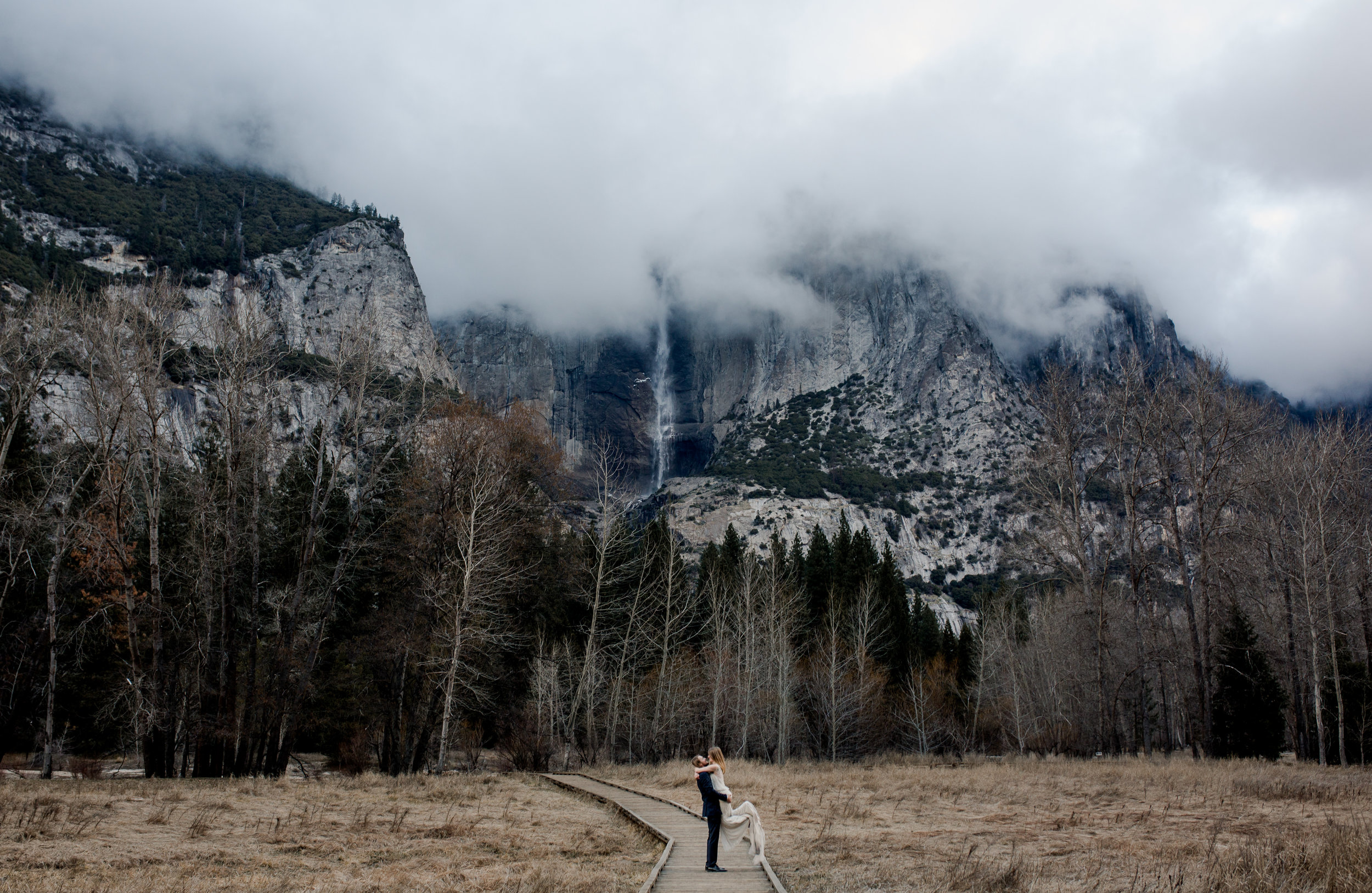 nicole-daacke-photography-yousemite-national-park-elopement-photographer-winter-cloud-moody-elope-inspiration-yosemite-valley-tunnel-view-winter-cloud-fog-weather-wedding-photos-97.jpg