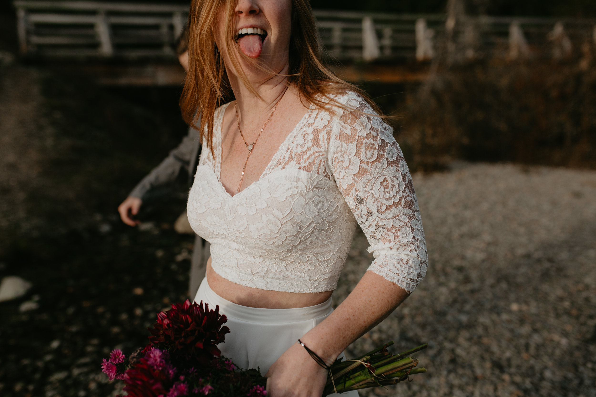 nicole-daacke-photography-mountain-view-elopement-at-gold-creek-pond-snoqualmie-washington-wa-elopement-photographer-photography-adventure-elopement-in-washington-fall-lakeside-golden-sunset-boho-fun-bride-0321.jpg