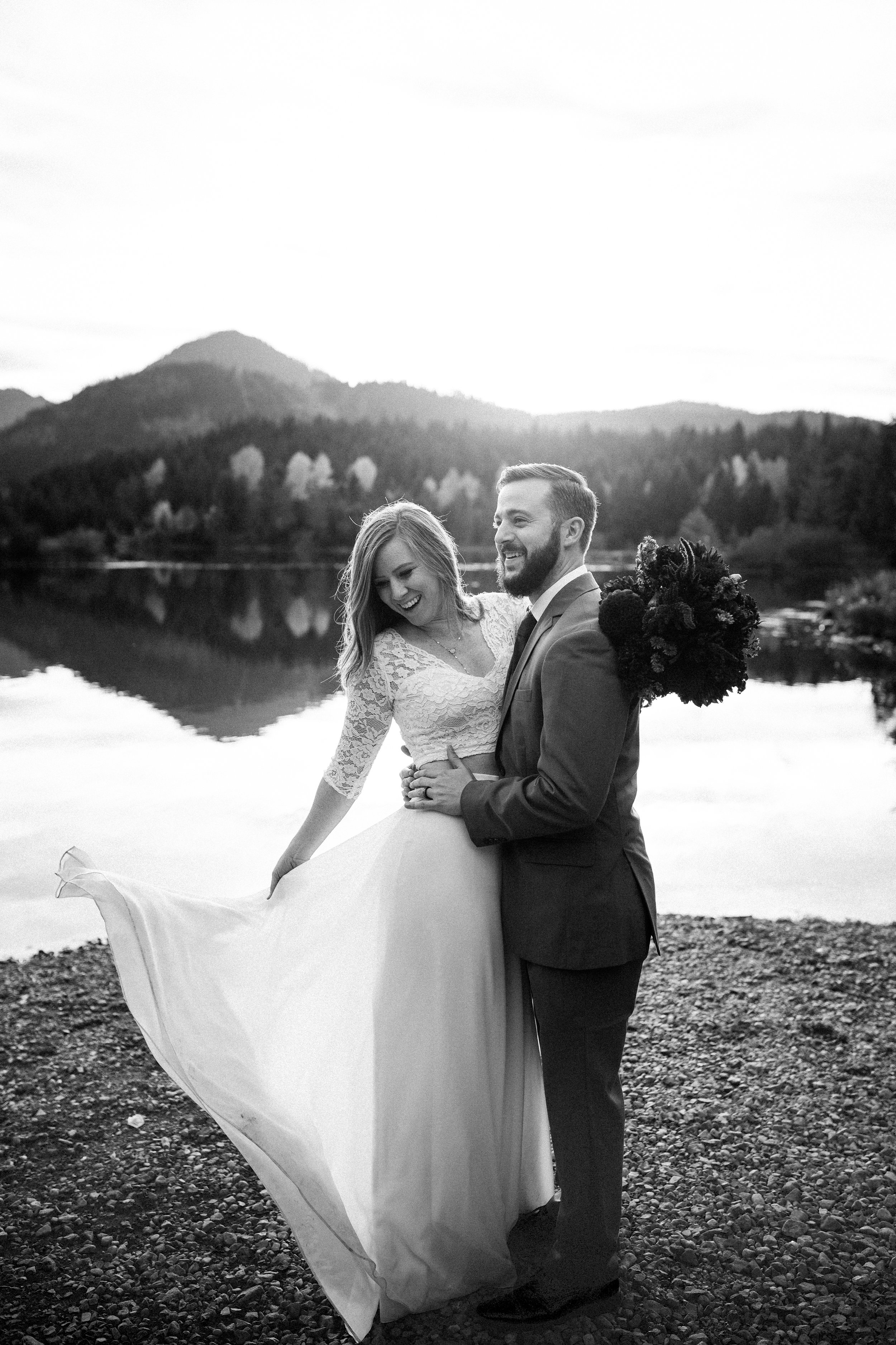 nicole-daacke-photography-mountain-view-elopement-at-gold-creek-pond-snoqualmie-washington-wa-elopement-photographer-photography-adventure-elopement-in-washington-fall-lakeside-golden-sunset-boho-fun-bride-0330.jpg