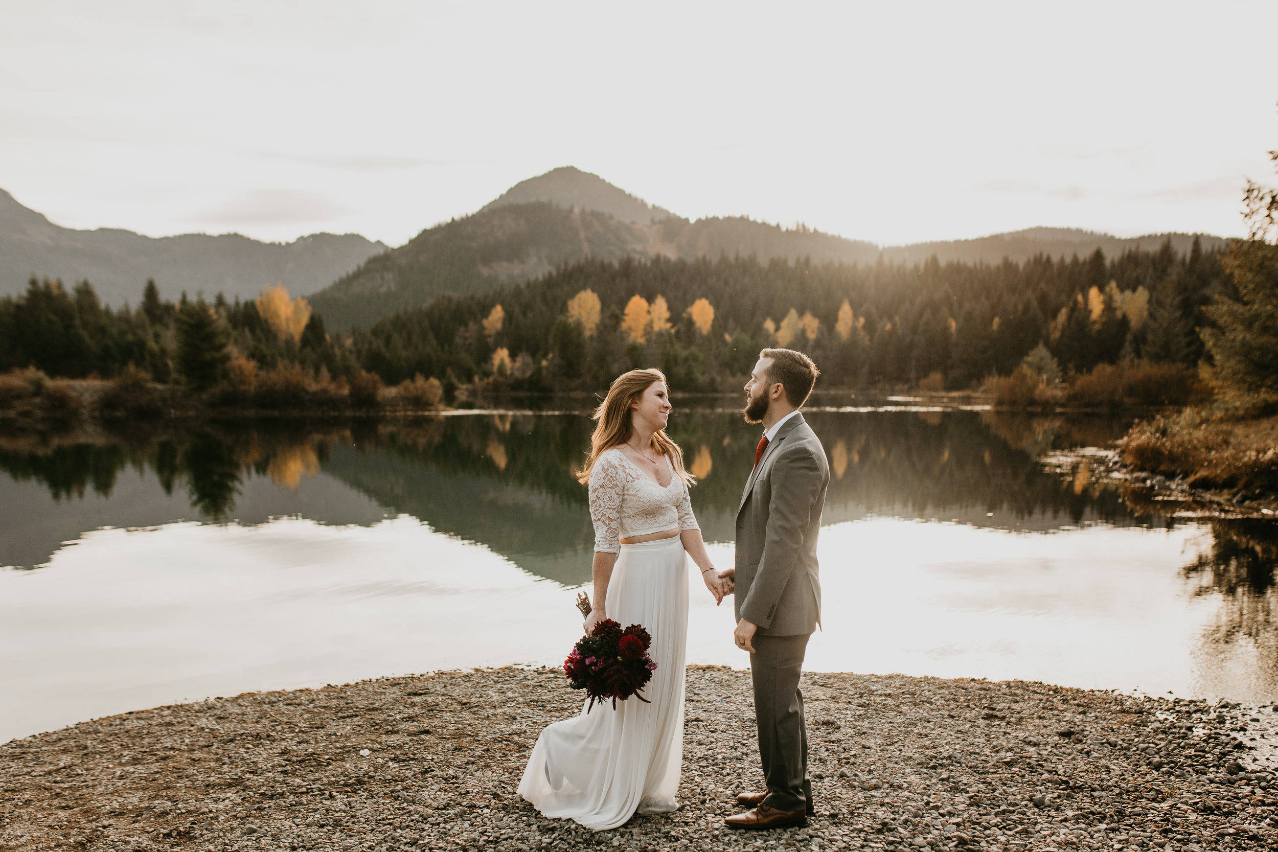 nicole-daacke-photography-mountain-view-elopement-at-gold-creek-pond-snoqualmie-washington-wa-elopement-photographer-photography-adventure-elopement-in-washington-fall-lakeside-golden-sunset-boho-fun-bride-0352.jpg