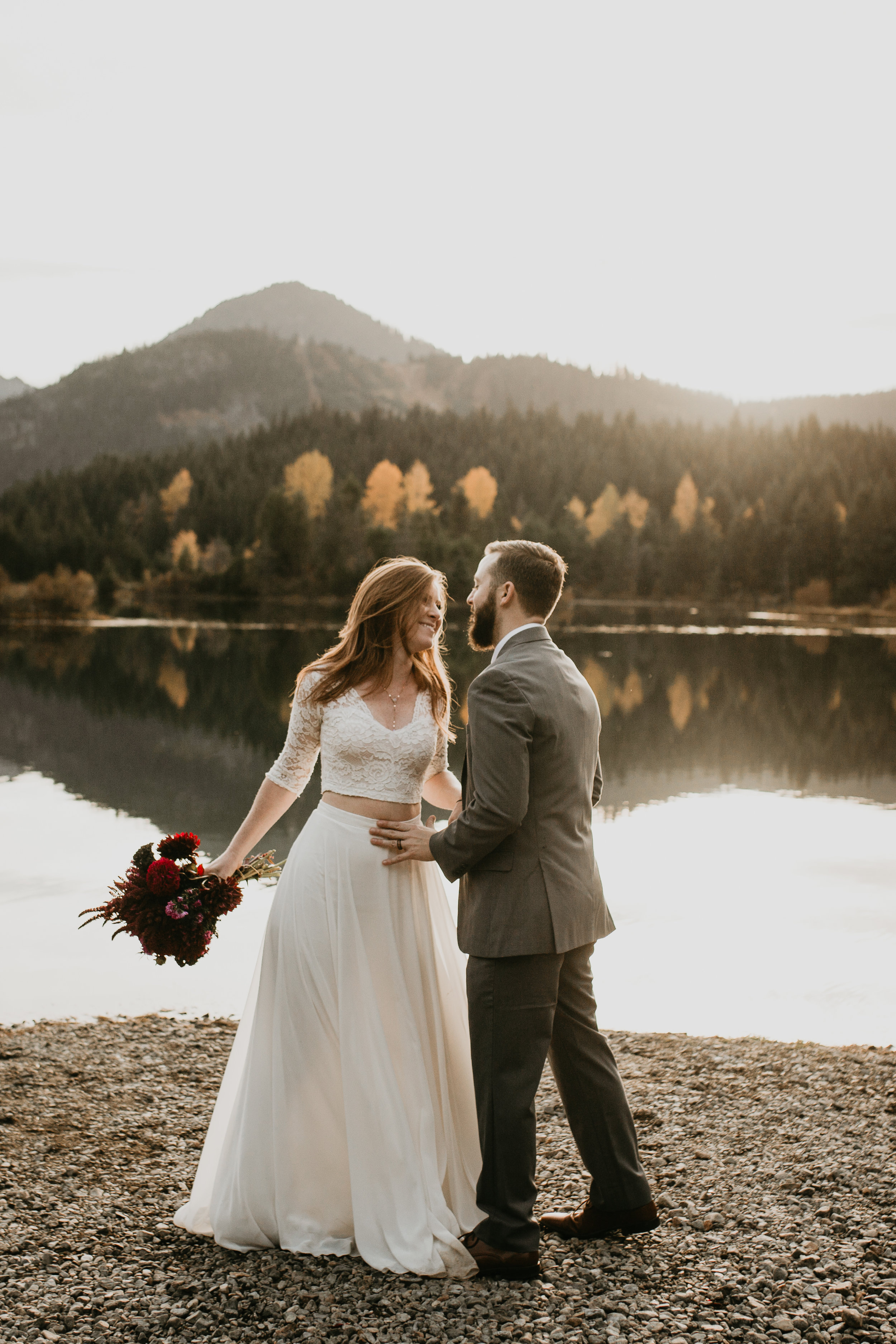 nicole-daacke-photography-mountain-view-elopement-at-gold-creek-pond-snoqualmie-washington-wa-elopement-photographer-photography-adventure-elopement-in-washington-fall-lakeside-golden-sunset-boho-fun-bride-0357.jpg