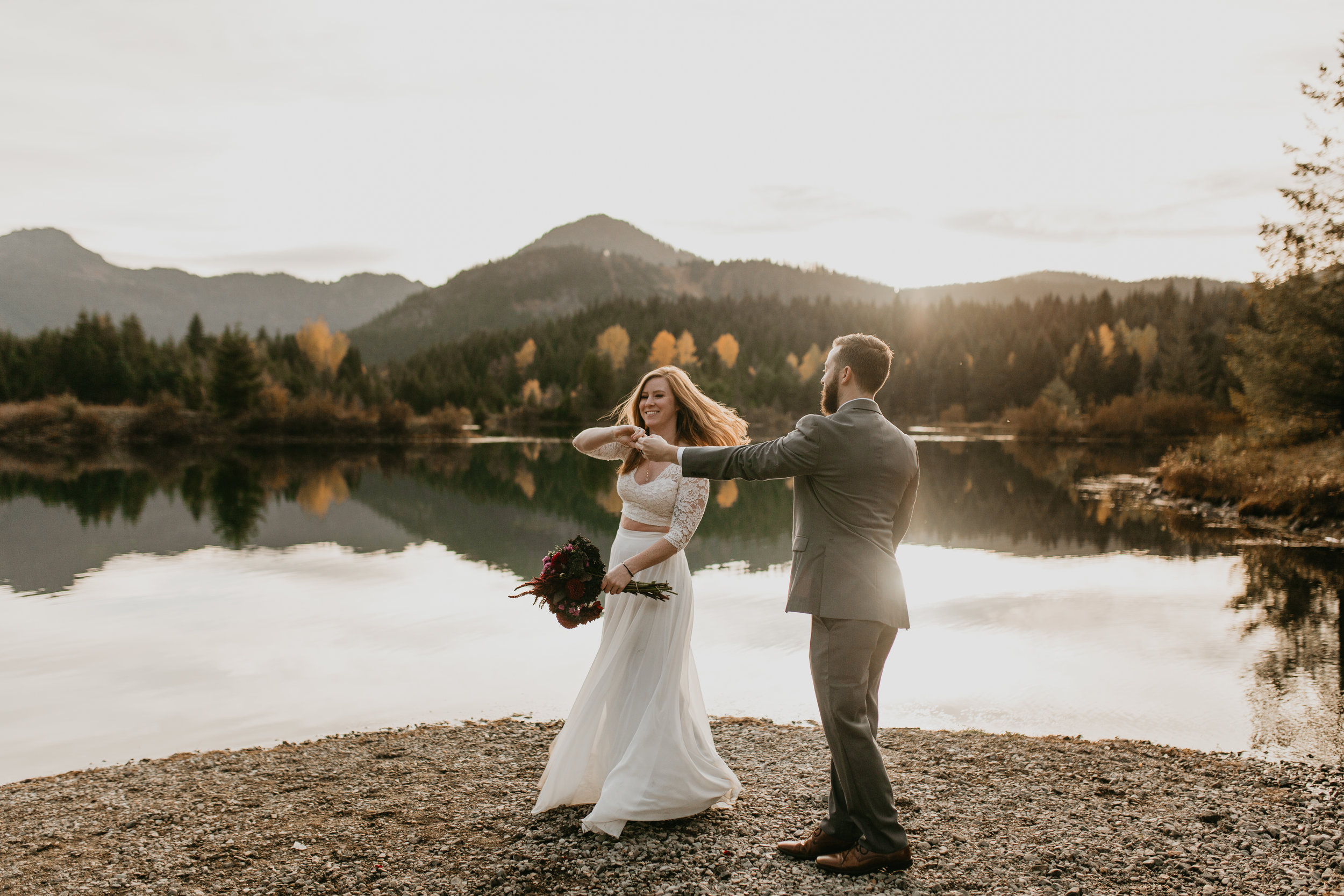 nicole-daacke-photography-mountain-view-elopement-at-gold-creek-pond-snoqualmie-washington-wa-elopement-photographer-photography-adventure-elopement-in-washington-fall-lakeside-golden-sunset-boho-fun-bride-0389.jpg