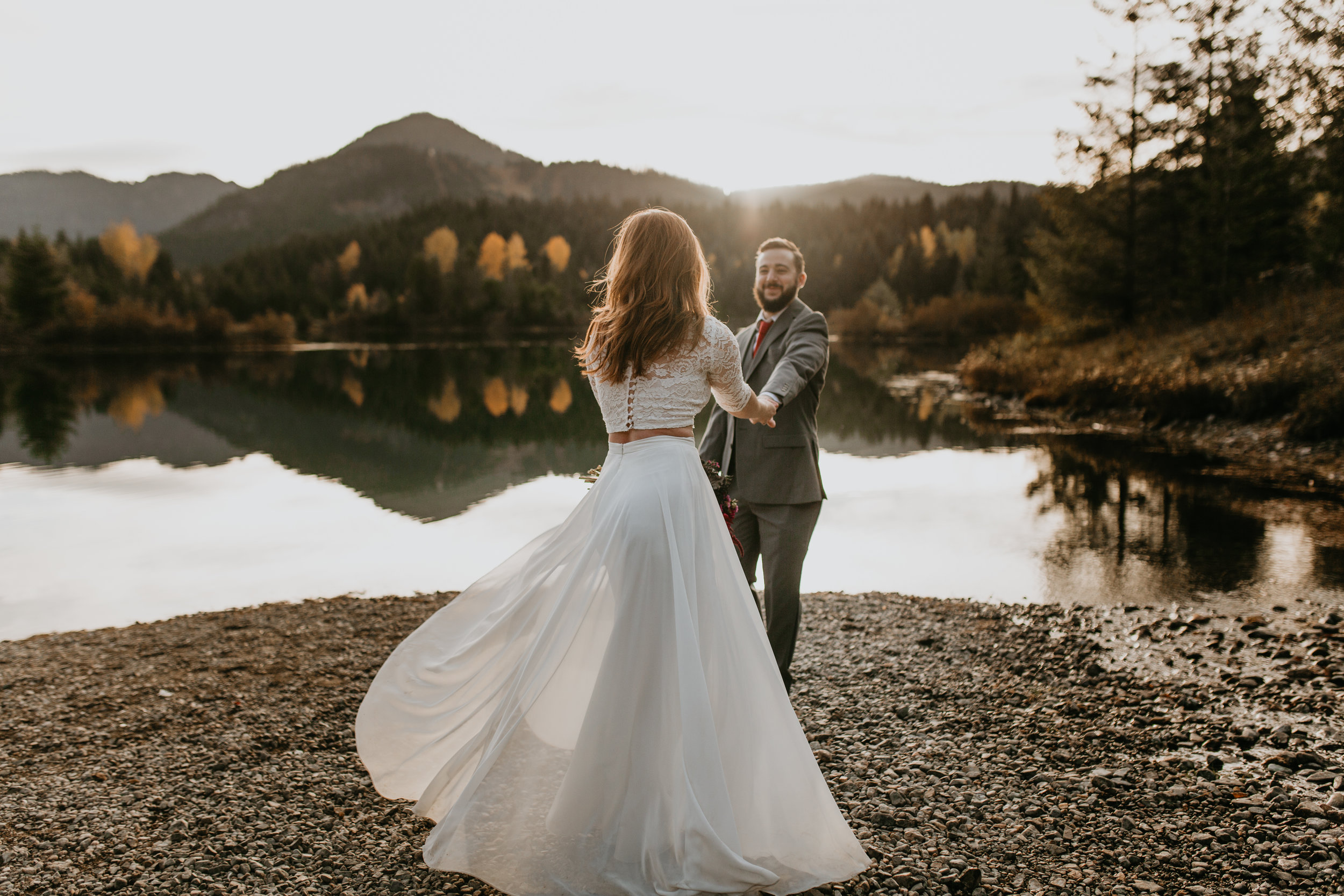nicole-daacke-photography-mountain-view-elopement-at-gold-creek-pond-snoqualmie-washington-wa-elopement-photographer-photography-adventure-elopement-in-washington-fall-lakeside-golden-sunset-boho-fun-bride-0406.jpg