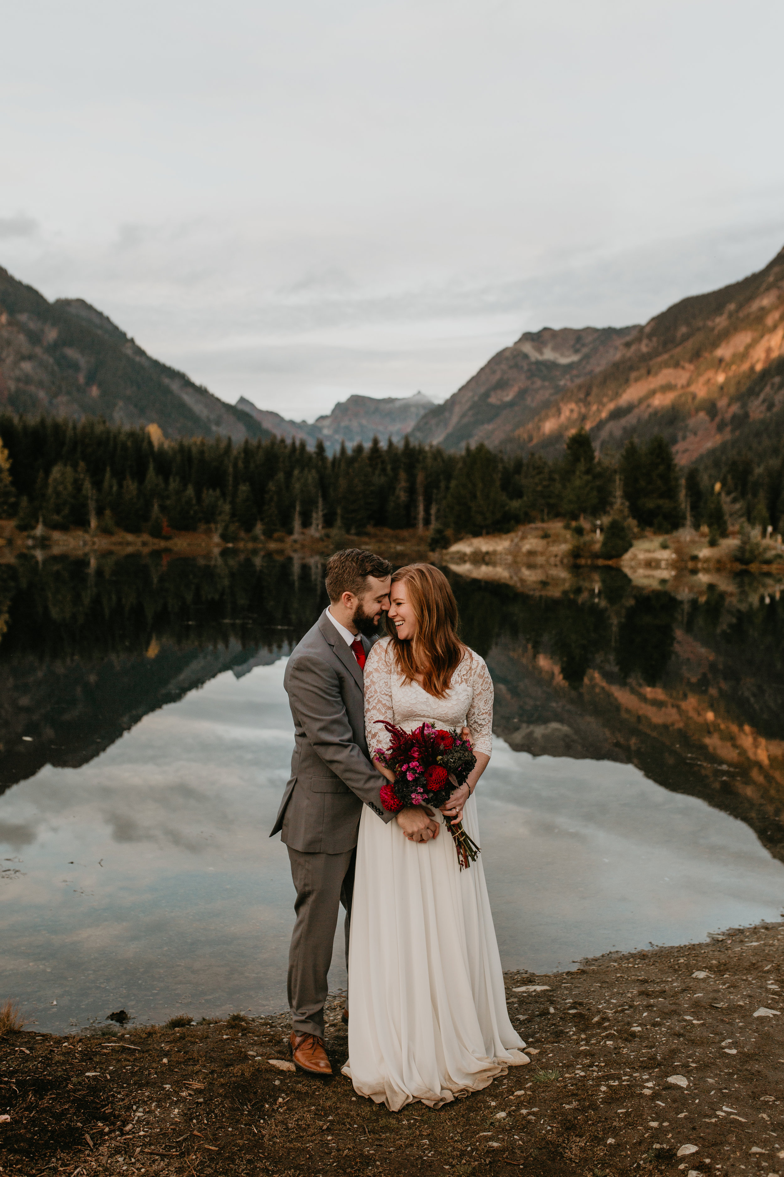 nicole-daacke-photography-mountain-view-elopement-at-gold-creek-pond-snoqualmie-washington-wa-elopement-photographer-photography-adventure-elopement-in-washington-fall-lakeside-golden-sunset-boho-fun-bride-0549.jpg