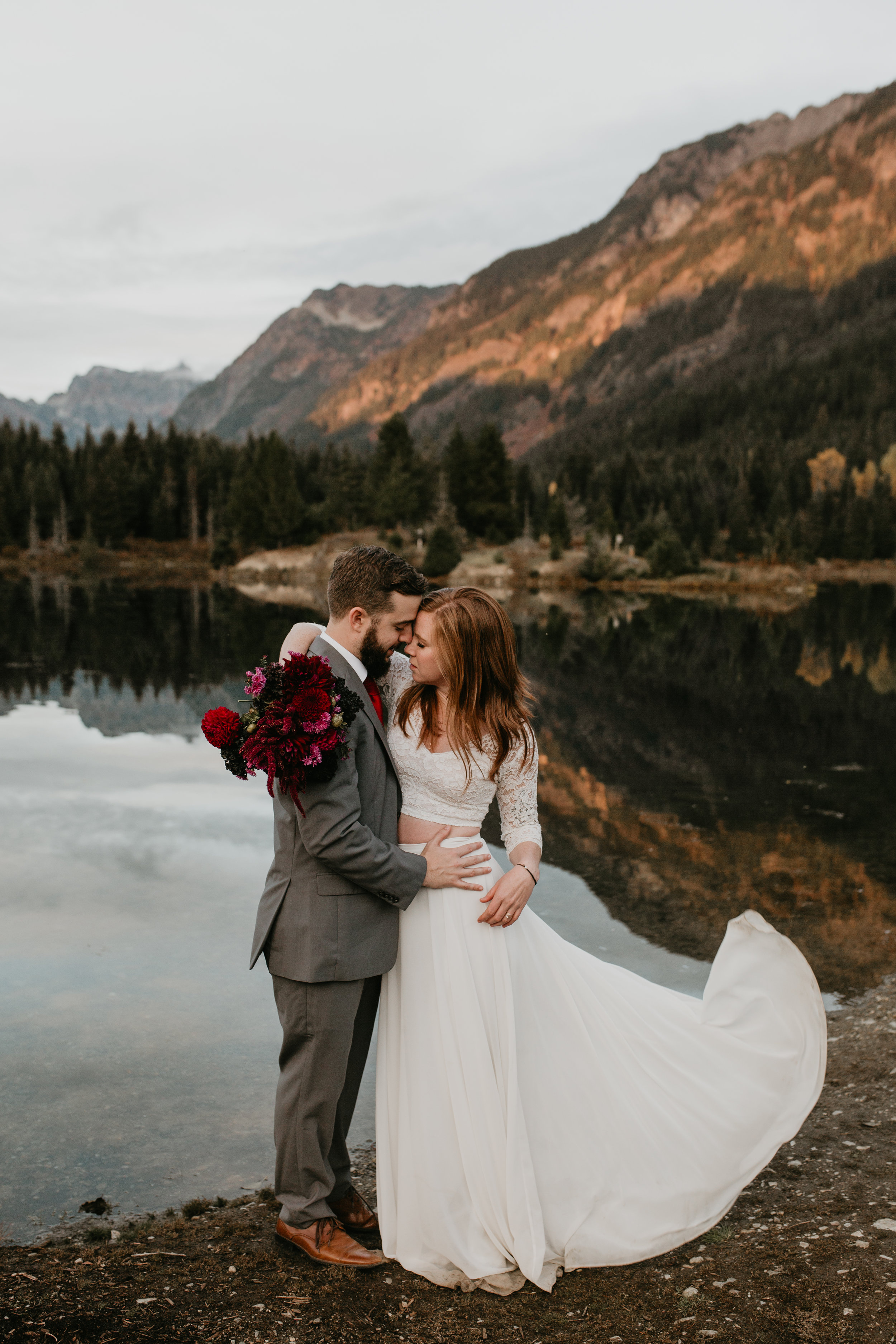 nicole-daacke-photography-mountain-view-elopement-at-gold-creek-pond-snoqualmie-washington-wa-elopement-photographer-photography-adventure-elopement-in-washington-fall-lakeside-golden-sunset-boho-fun-bride-0563.jpg