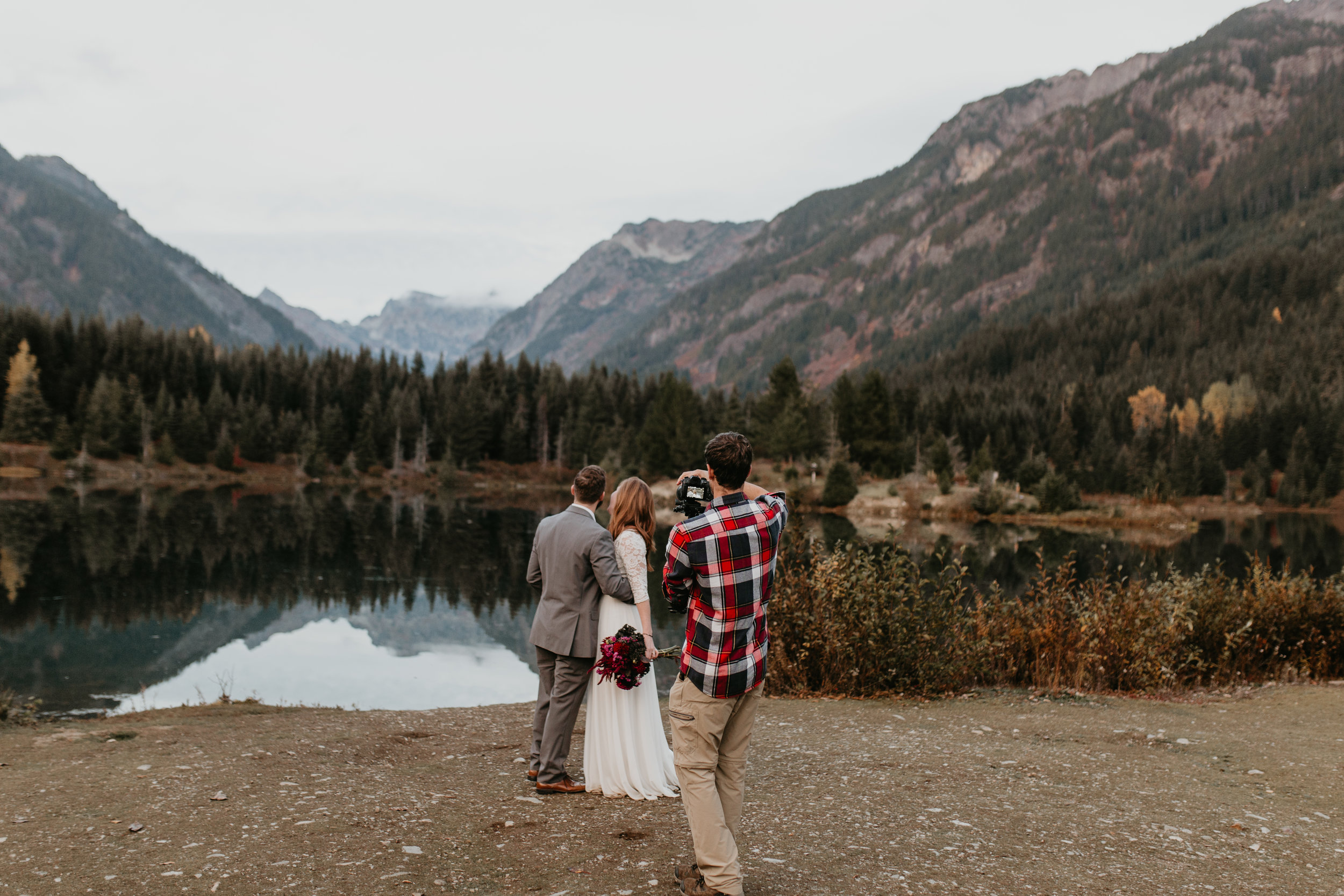 nicole-daacke-photography-mountain-view-elopement-at-gold-creek-pond-snoqualmie-washington-wa-elopement-photographer-photography-adventure-elopement-in-washington-fall-lakeside-golden-sunset-boho-fun-bride-0616.jpg