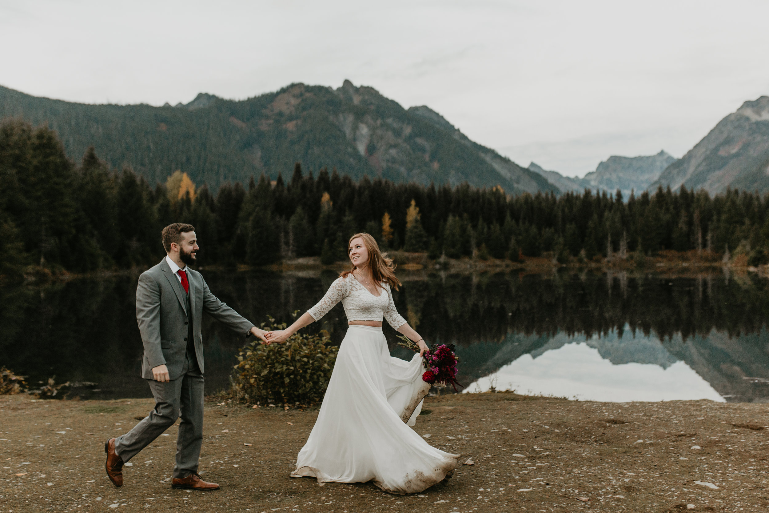 nicole-daacke-photography-mountain-view-elopement-at-gold-creek-pond-snoqualmie-washington-wa-elopement-photographer-photography-adventure-elopement-in-washington-fall-lakeside-golden-sunset-boho-fun-bride-0649.jpg