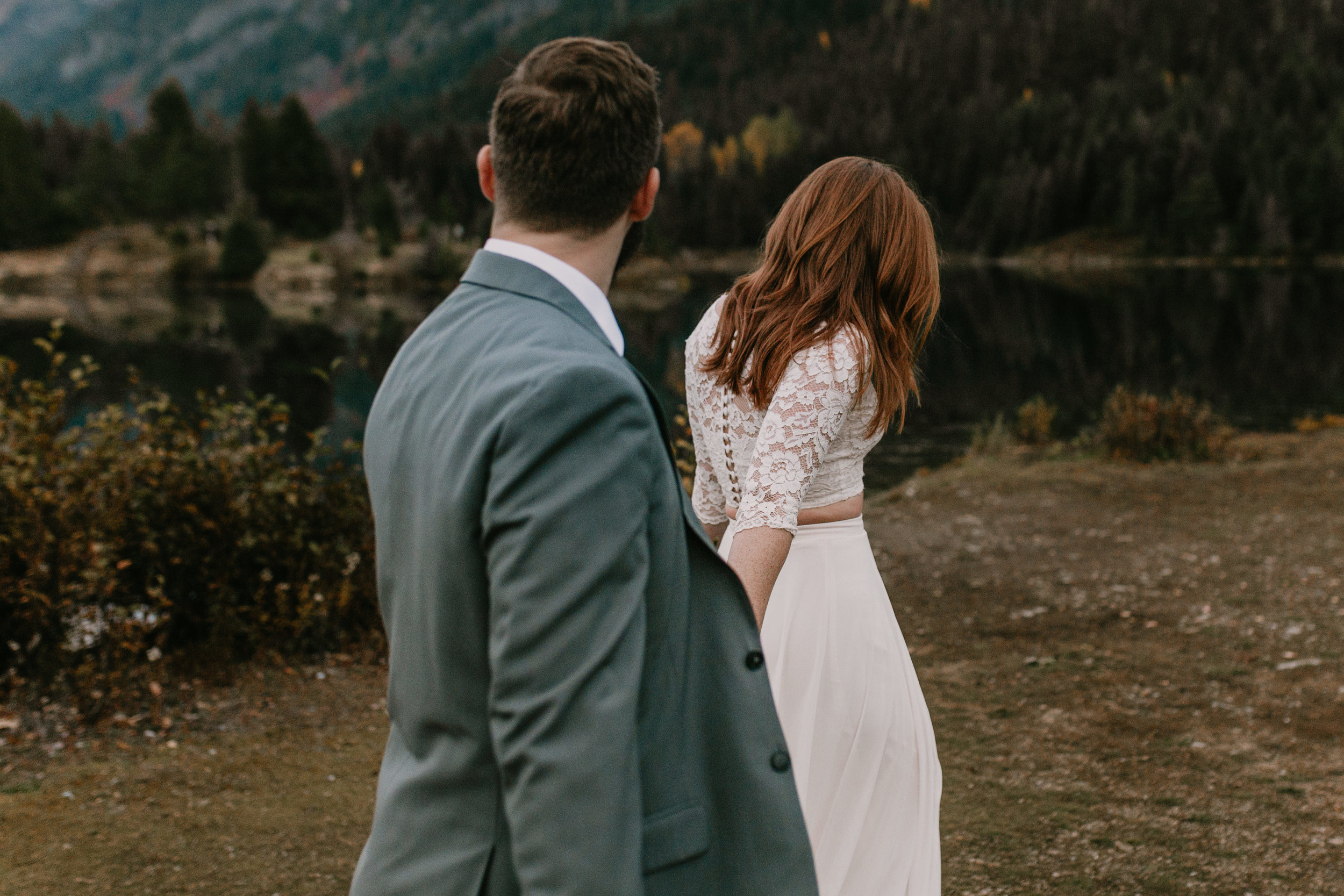 nicole-daacke-photography-mountain-view-elopement-at-gold-creek-pond-snoqualmie-washington-wa-elopement-photographer-photography-adventure-elopement-in-washington-fall-lakeside-golden-sunset-boho-fun-bride-0663.jpg