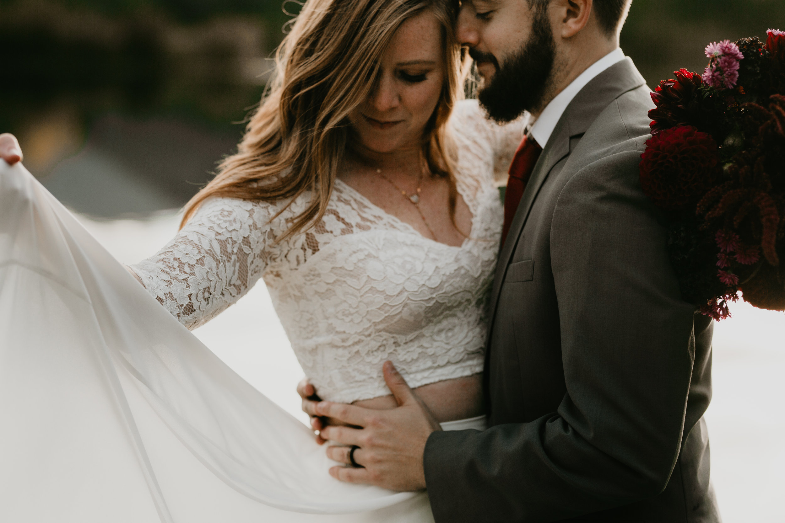 nicole-daacke-photography-mountain-view-elopement-at-gold-creek-pond-snoqualmie-washington-wa-elopement-photographer-photography-adventure-elopement-in-washington-fall-lakeside-golden-sunset-boho-fun-bride-2752.jpg