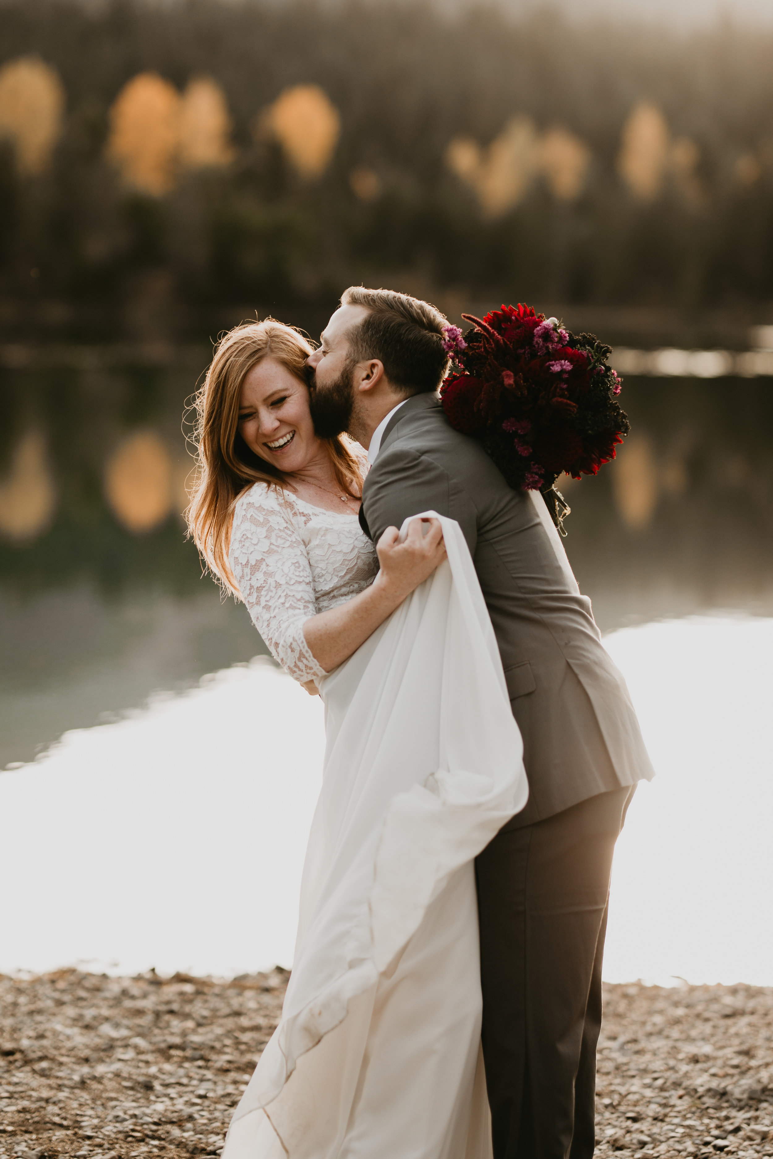 nicole-daacke-photography-mountain-view-elopement-at-gold-creek-pond-snoqualmie-washington-wa-elopement-photographer-photography-adventure-elopement-in-washington-fall-lakeside-golden-sunset-boho-fun-bride-2761.jpg