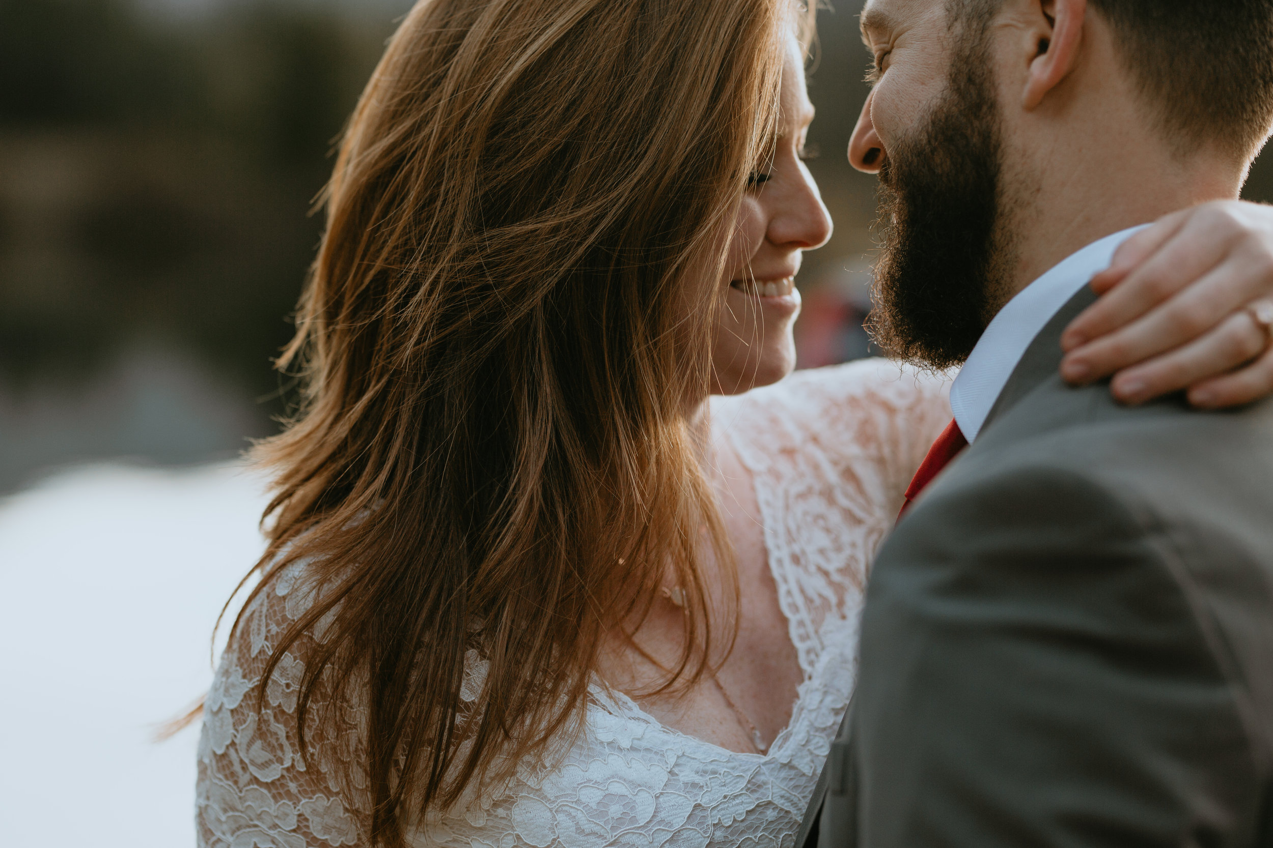 nicole-daacke-photography-mountain-view-elopement-at-gold-creek-pond-snoqualmie-washington-wa-elopement-photographer-photography-adventure-elopement-in-washington-fall-lakeside-golden-sunset-boho-fun-bride-2769.jpg