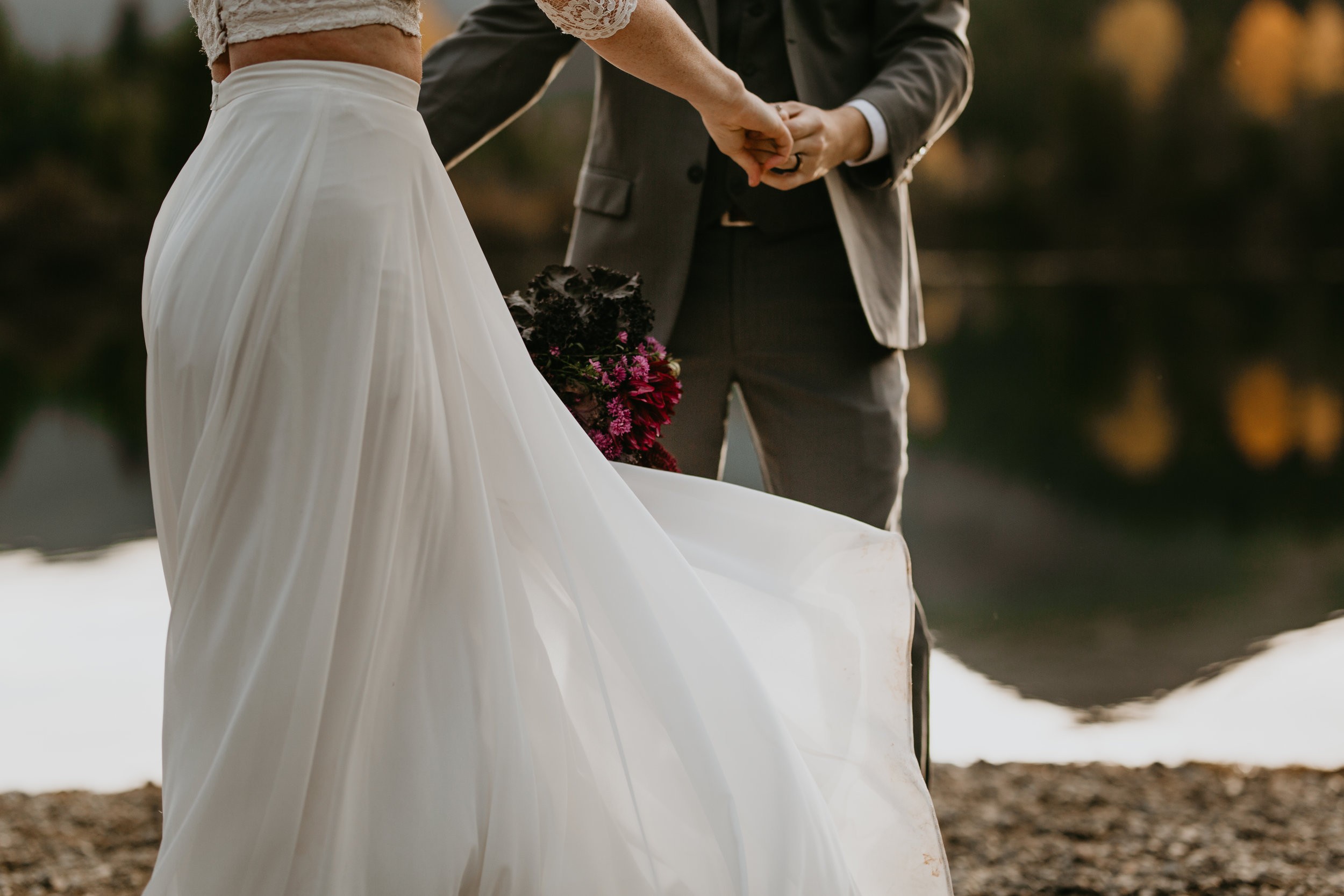 nicole-daacke-photography-mountain-view-elopement-at-gold-creek-pond-snoqualmie-washington-wa-elopement-photographer-photography-adventure-elopement-in-washington-fall-lakeside-golden-sunset-boho-fun-bride-2777.jpg