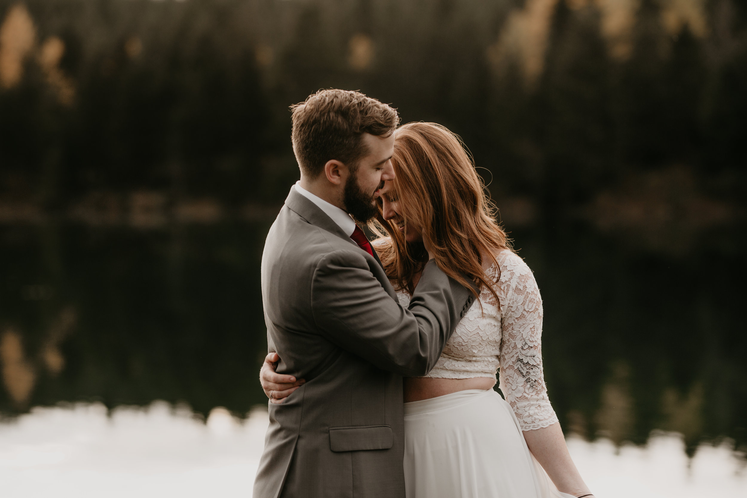 nicole-daacke-photography-mountain-view-elopement-at-gold-creek-pond-snoqualmie-washington-wa-elopement-photographer-photography-adventure-elopement-in-washington-fall-lakeside-golden-sunset-boho-fun-bride-2814.jpg