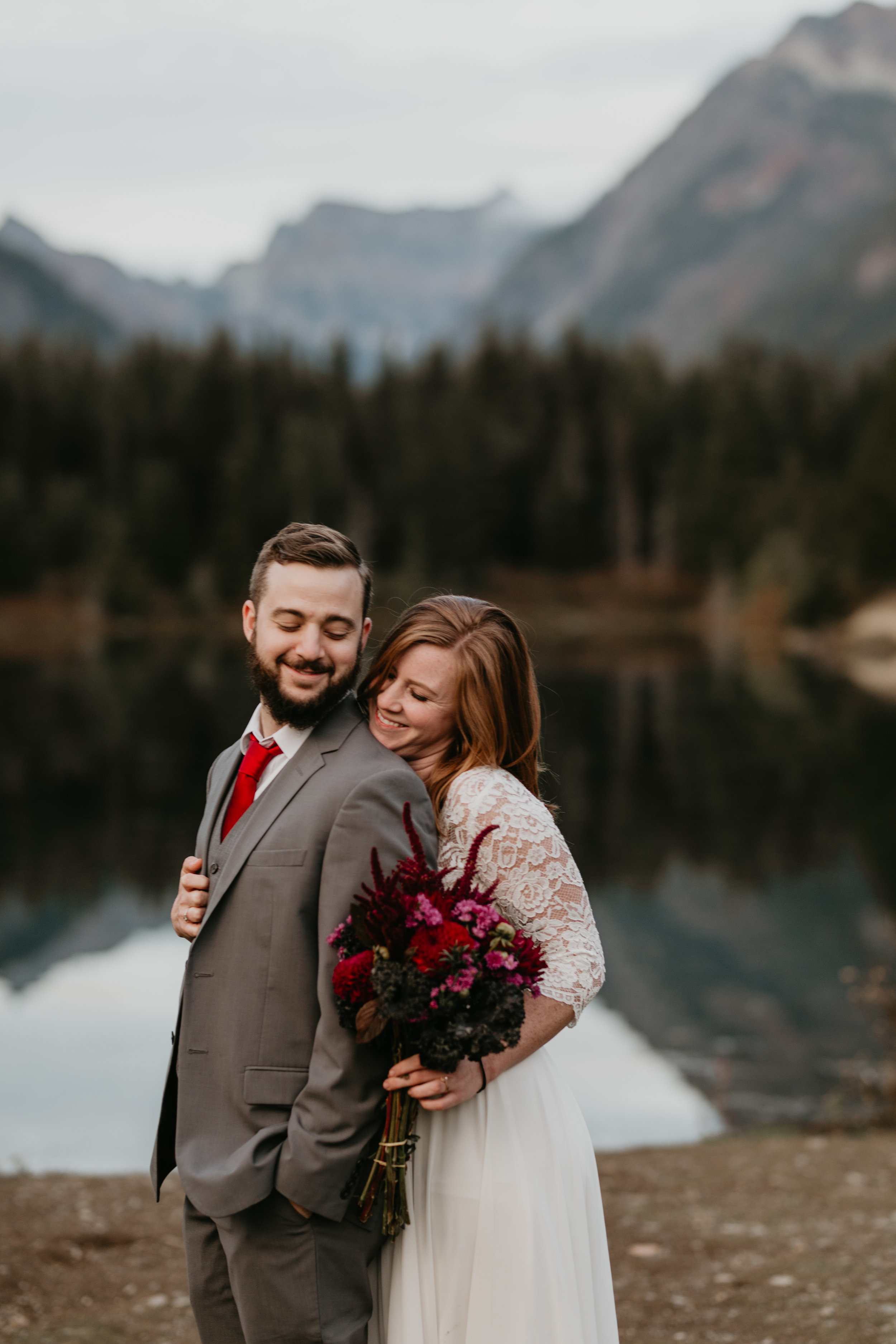 nicole-daacke-photography-mountain-view-elopement-at-gold-creek-pond-snoqualmie-washington-wa-elopement-photographer-photography-adventure-elopement-in-washington-fall-lakeside-golden-sunset-boho-fun-bride-2843.jpg