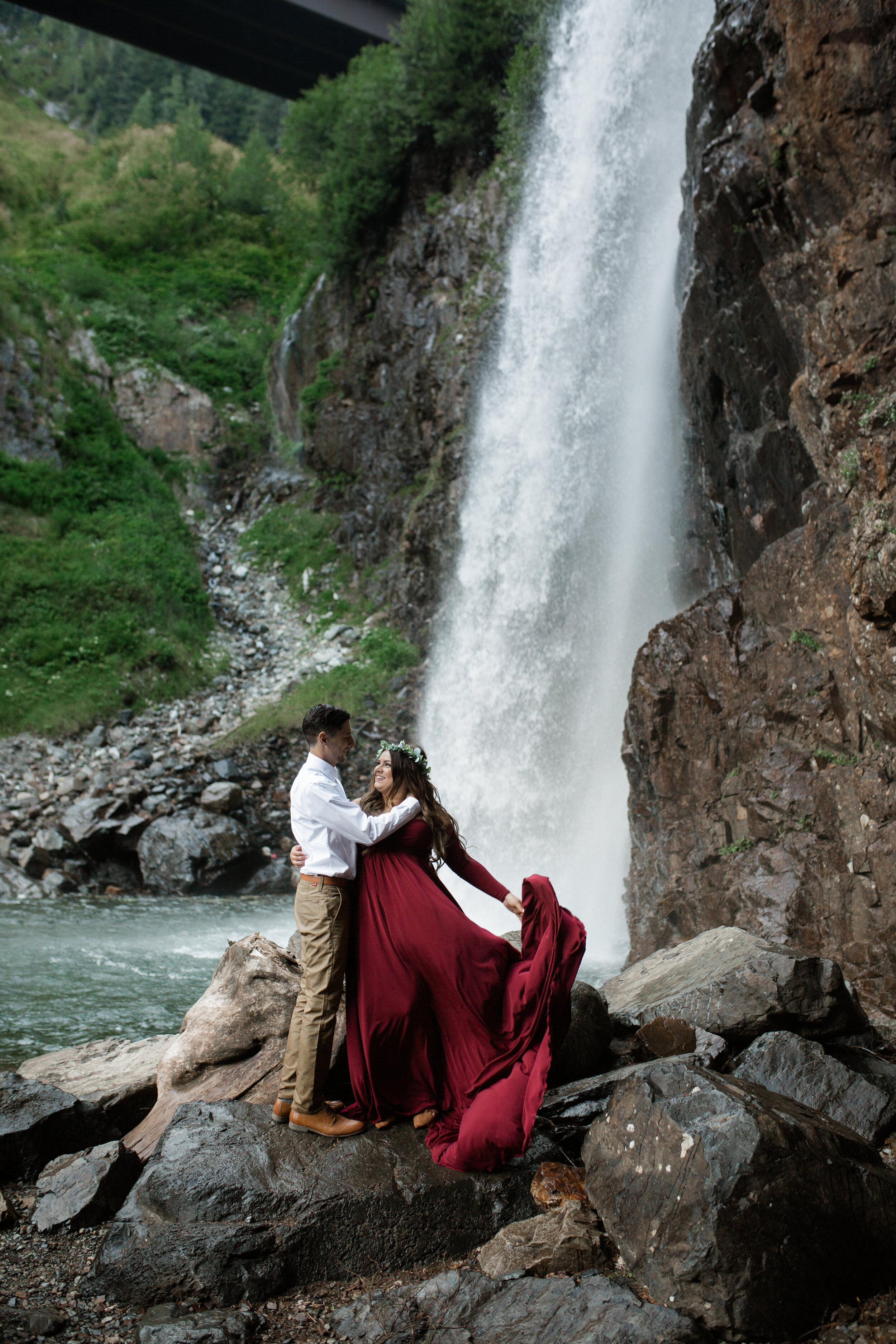 nicole-daacke-photography-gold-creek-pond-franklin-falls-waterfall-summer-adventure-engagement-session-elopement-photographer-washington-summer-engagement-photos-snoqualmie-pass-112.jpg