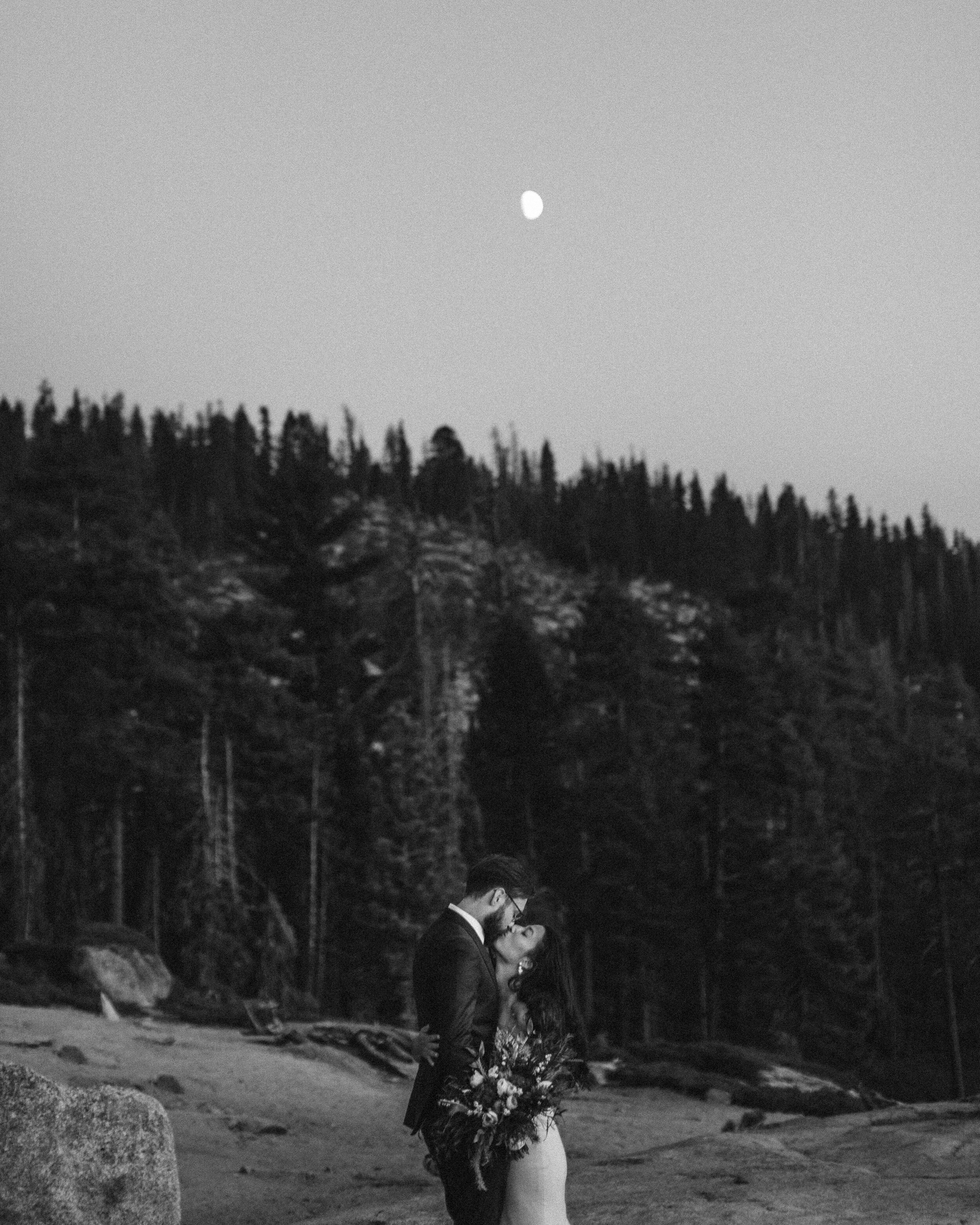 Nicole-Daacke-Photography-yosemite-national-park-elopement-photography-adventure-elopement-in-yosemite-taft-point-sunset-elopement-photographs-california-intimate-destination-wedding-in-yosemite-national-park-7229.jpg