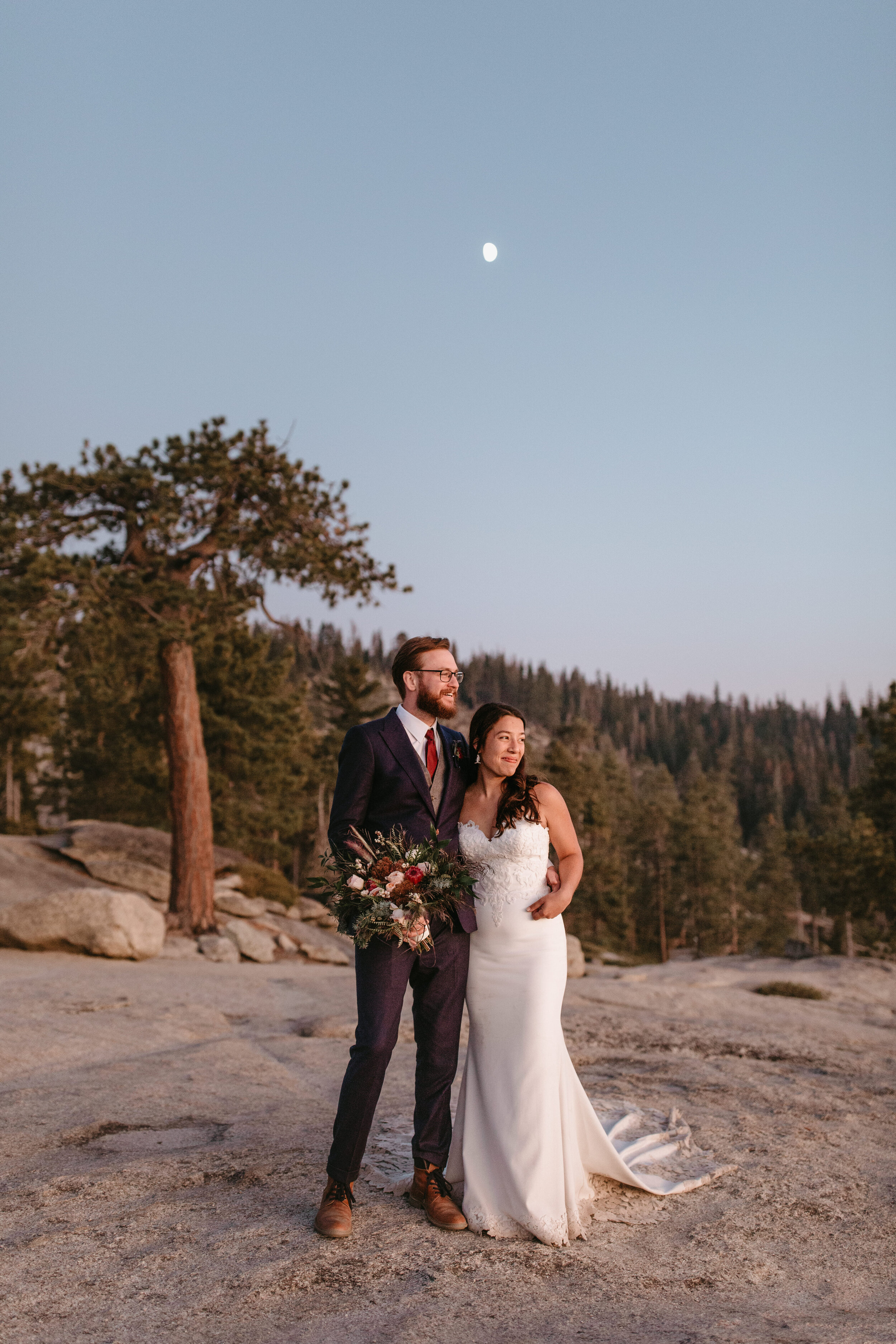 Nicole-Daacke-Photography-yosemite-national-park-elopement-photography-adventure-elopement-in-yosemite-taft-point-sunset-elopement-photographs-california-intimate-destination-wedding-in-yosemite-national-park-9554.jpg