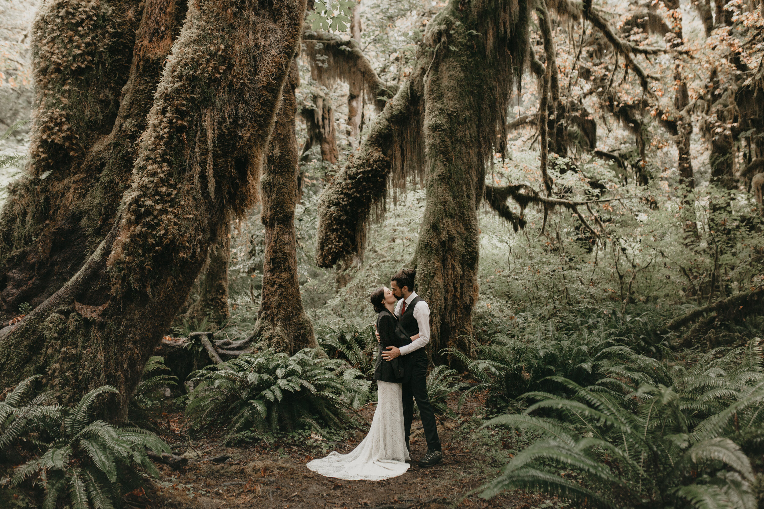 Nicole-Daacke-Photography-Olympic-national-park-elopement-photography-intimiate-elopement-in-olympic-peninsula-washington-state-rainy-day-ruby-beach-hoh-rainforest-elopement-inspiration-rainforest-pnw-elopement-photography-127.jpg