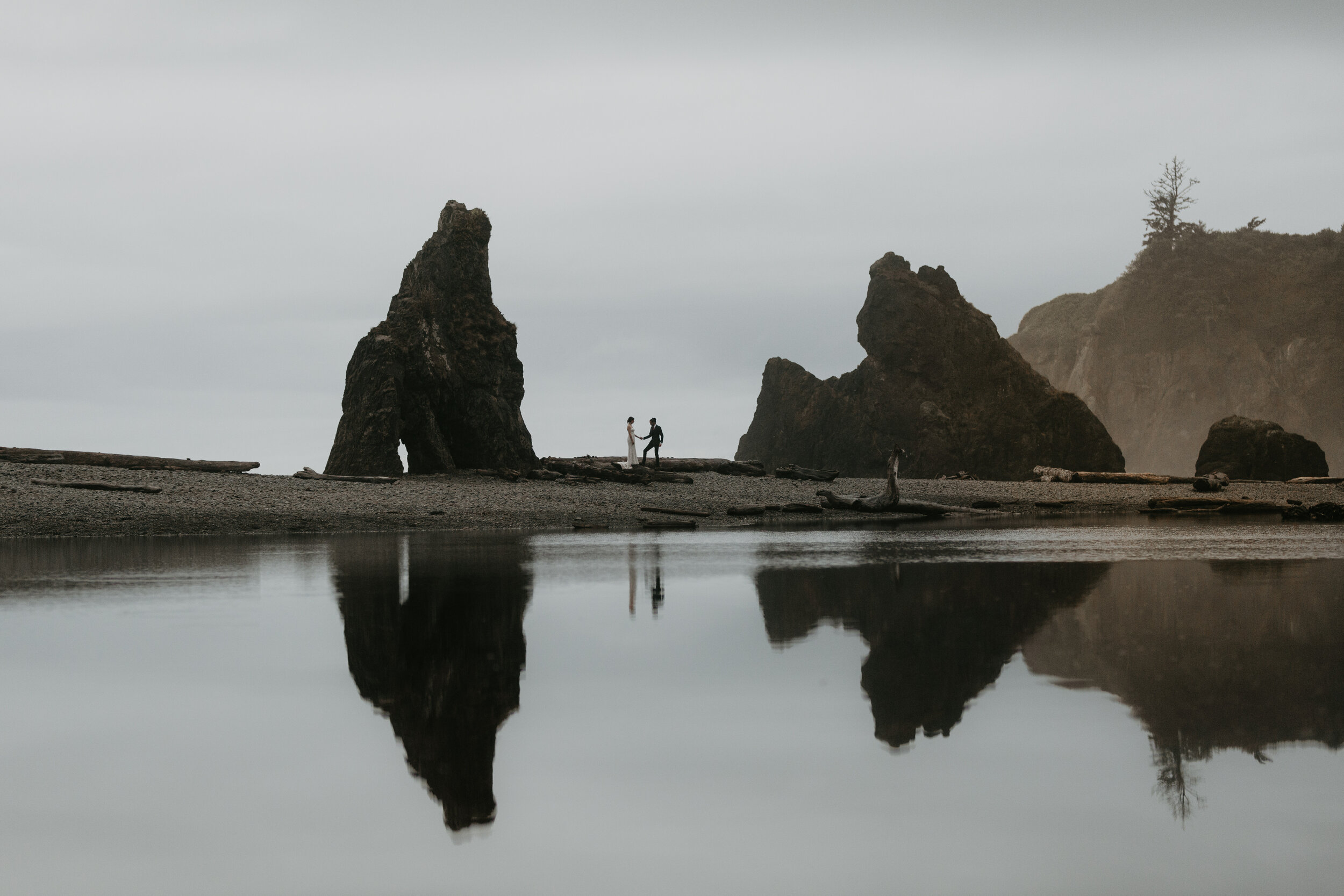 Nicole-Daacke-Photography-Olympic-national-park-elopement-photography-intimiate-elopement-in-olympic-peninsula-washington-state-rainy-day-ruby-beach-hoh-rainforest-elopement-inspiration-rainforest-pnw-elopement-photography-150.jpg