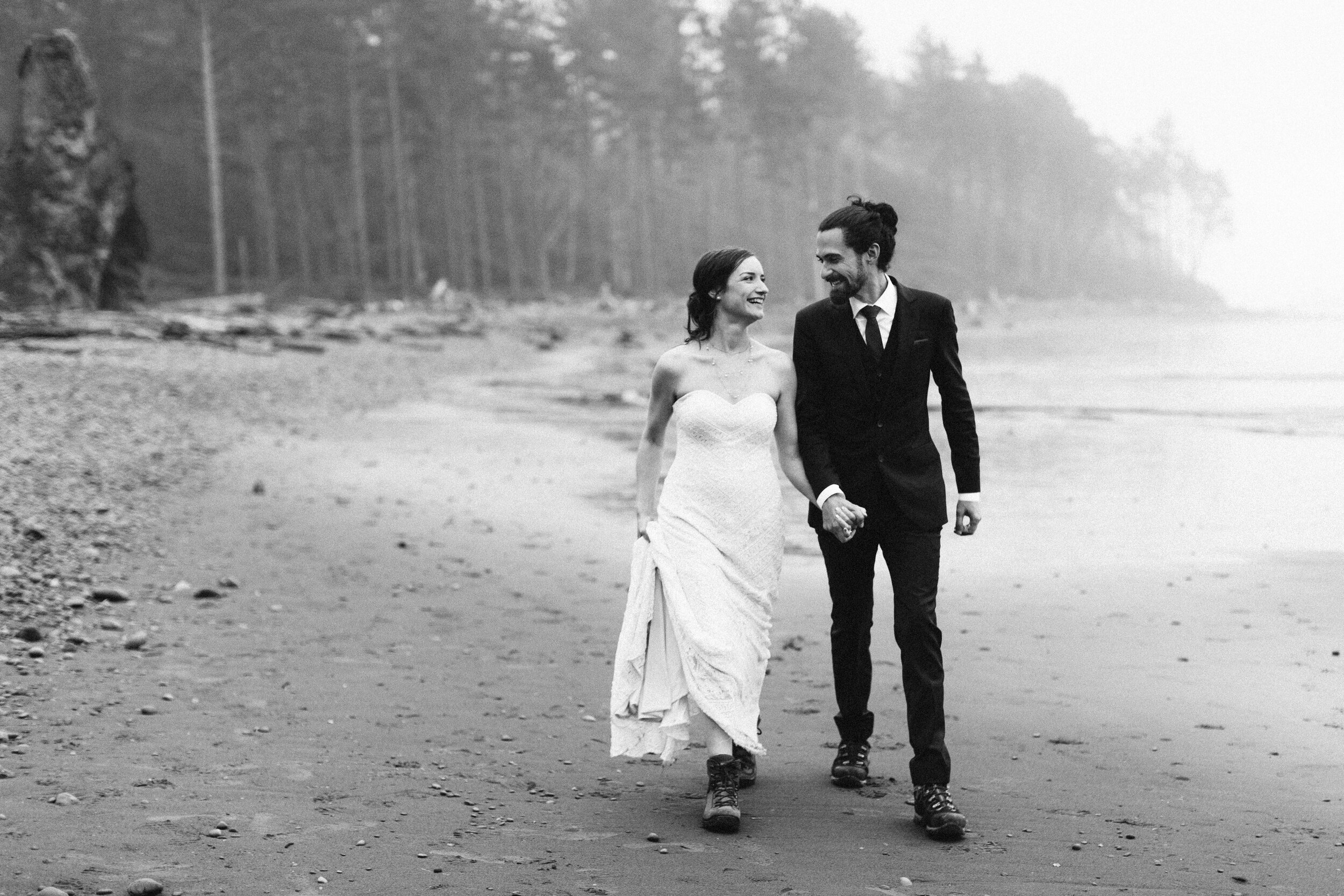 Nicole-Daacke-Photography-Olympic-national-park-elopement-photography-intimiate-elopement-in-olympic-peninsula-washington-state-rainy-day-ruby-beach-hoh-rainforest-elopement-inspiration-rainforest-pnw-elopement-photography-164.jpg