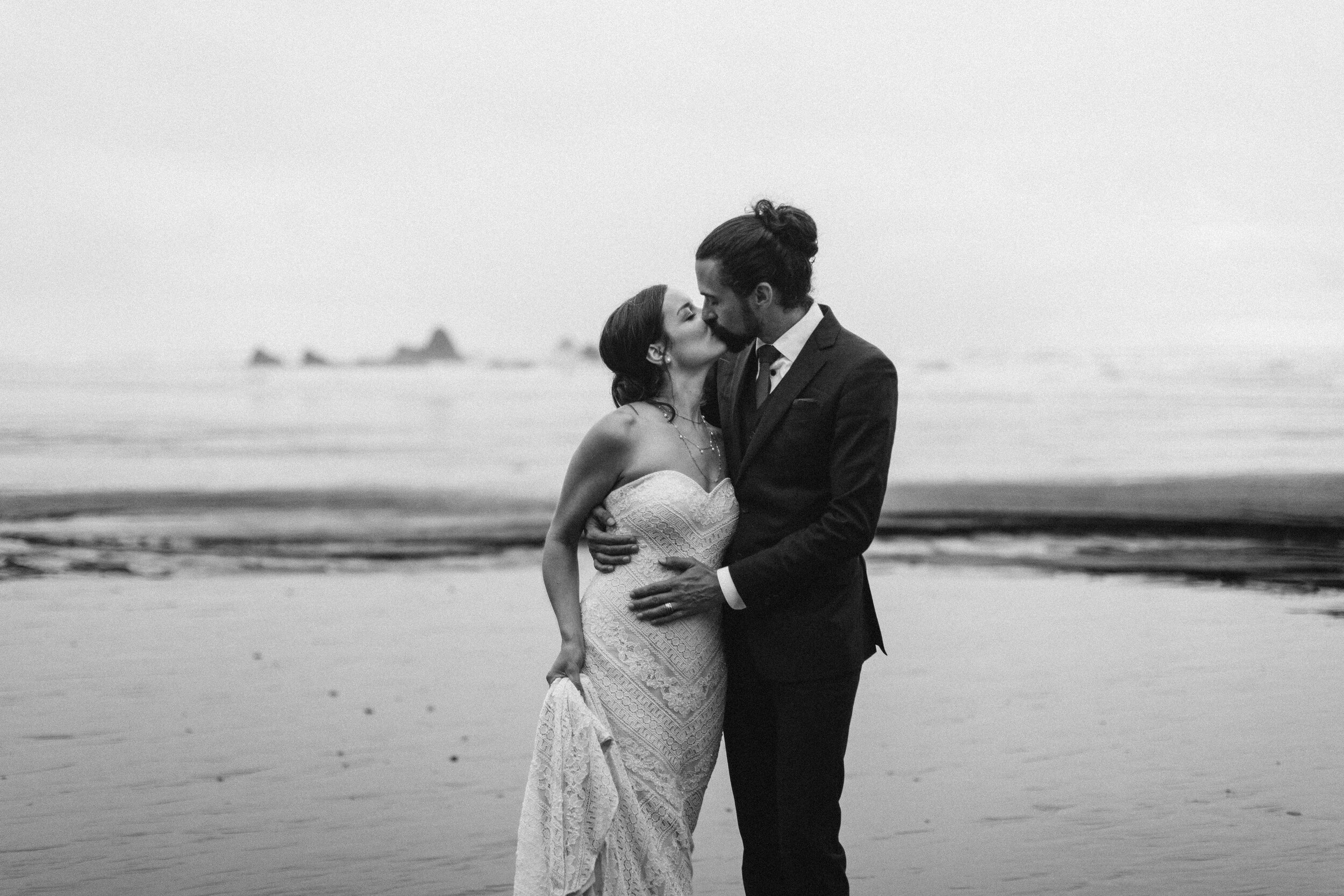 Nicole-Daacke-Photography-Olympic-national-park-elopement-photography-intimiate-elopement-in-olympic-peninsula-washington-state-rainy-day-ruby-beach-hoh-rainforest-elopement-inspiration-rainforest-pnw-elopement-photography-169.jpg
