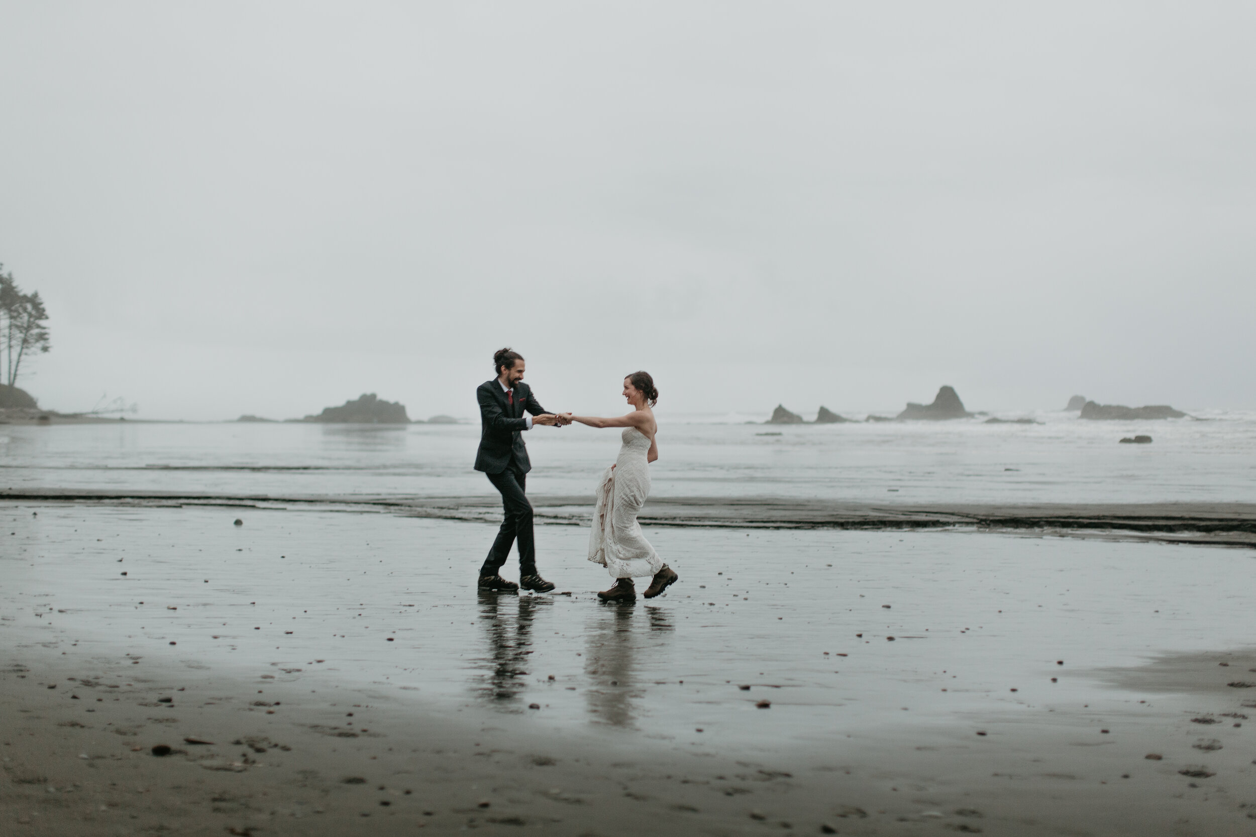 Nicole-Daacke-Photography-Olympic-national-park-elopement-photography-intimiate-elopement-in-olympic-peninsula-washington-state-rainy-day-ruby-beach-hoh-rainforest-elopement-inspiration-rainforest-pnw-elopement-photography-172.jpg