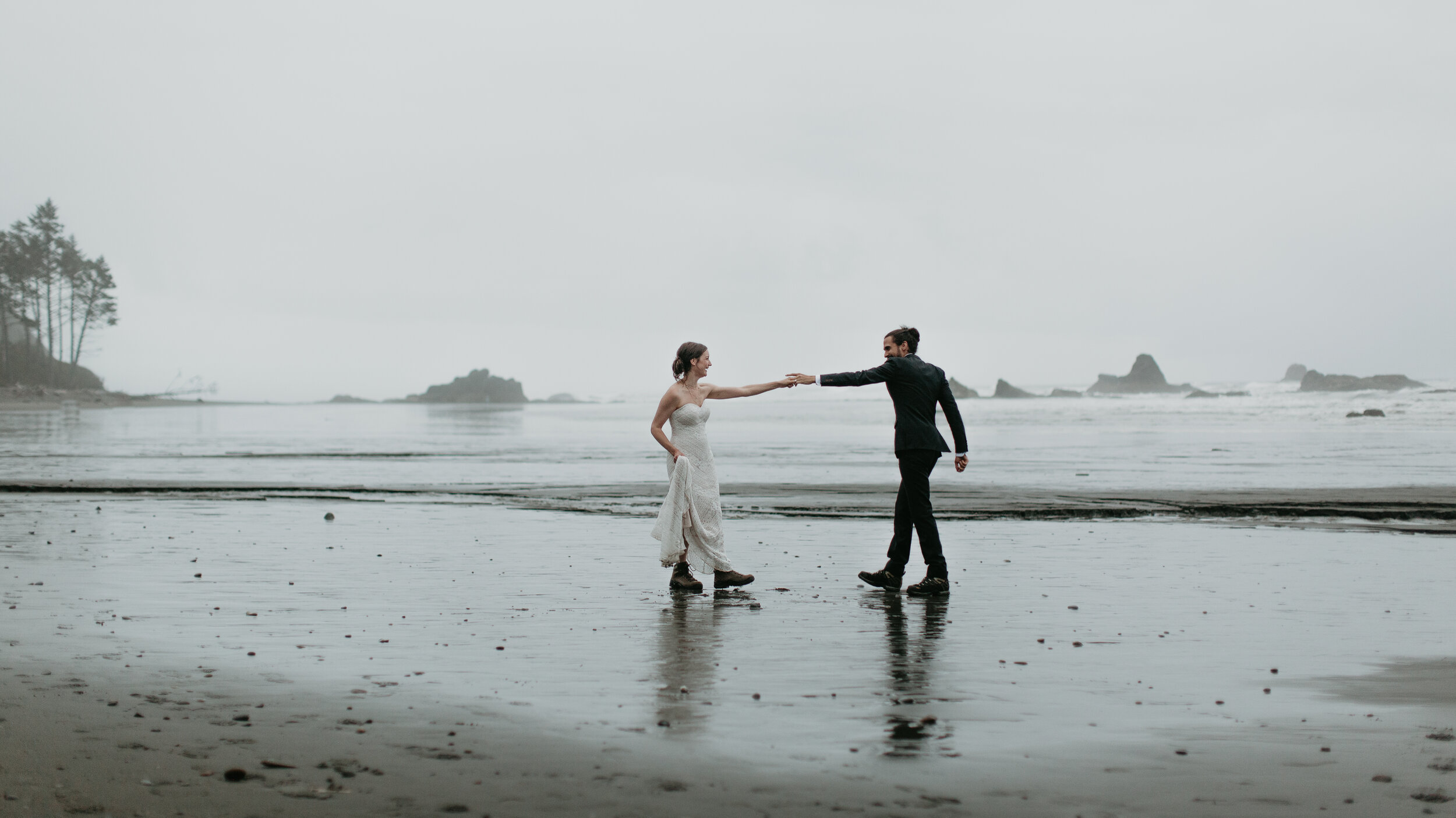 Nicole-Daacke-Photography-Olympic-national-park-elopement-photography-intimiate-elopement-in-olympic-peninsula-washington-state-rainy-day-ruby-beach-hoh-rainforest-elopement-inspiration-rainforest-pnw-elopement-photography-173.jpg