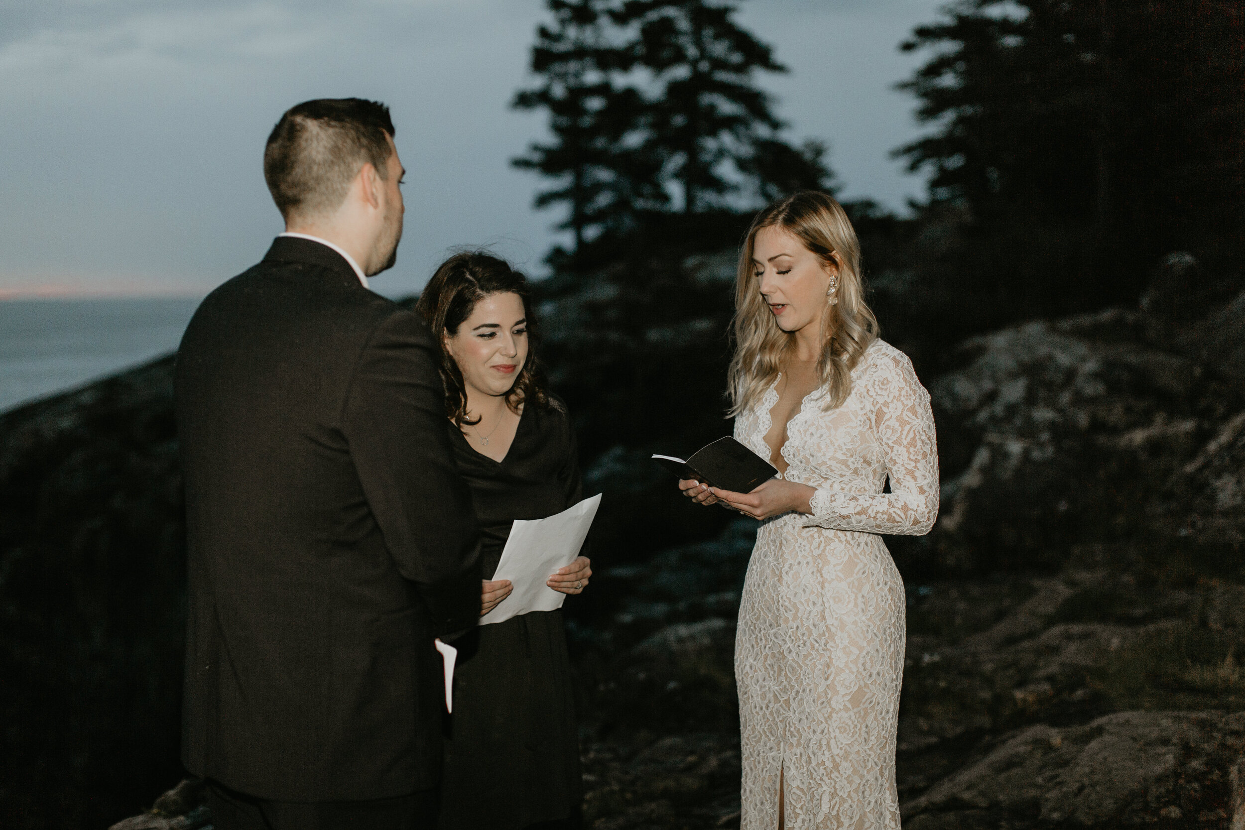 Nicole-Daacke-Photography-Acadia-national-park-elopement-photography-elopement-in-acadia-inspiration-maine-intimate-wedding-destination-elopement-photographer-rainy-day-maine-coast-bar-harbor-elopement-photography-107.jpg