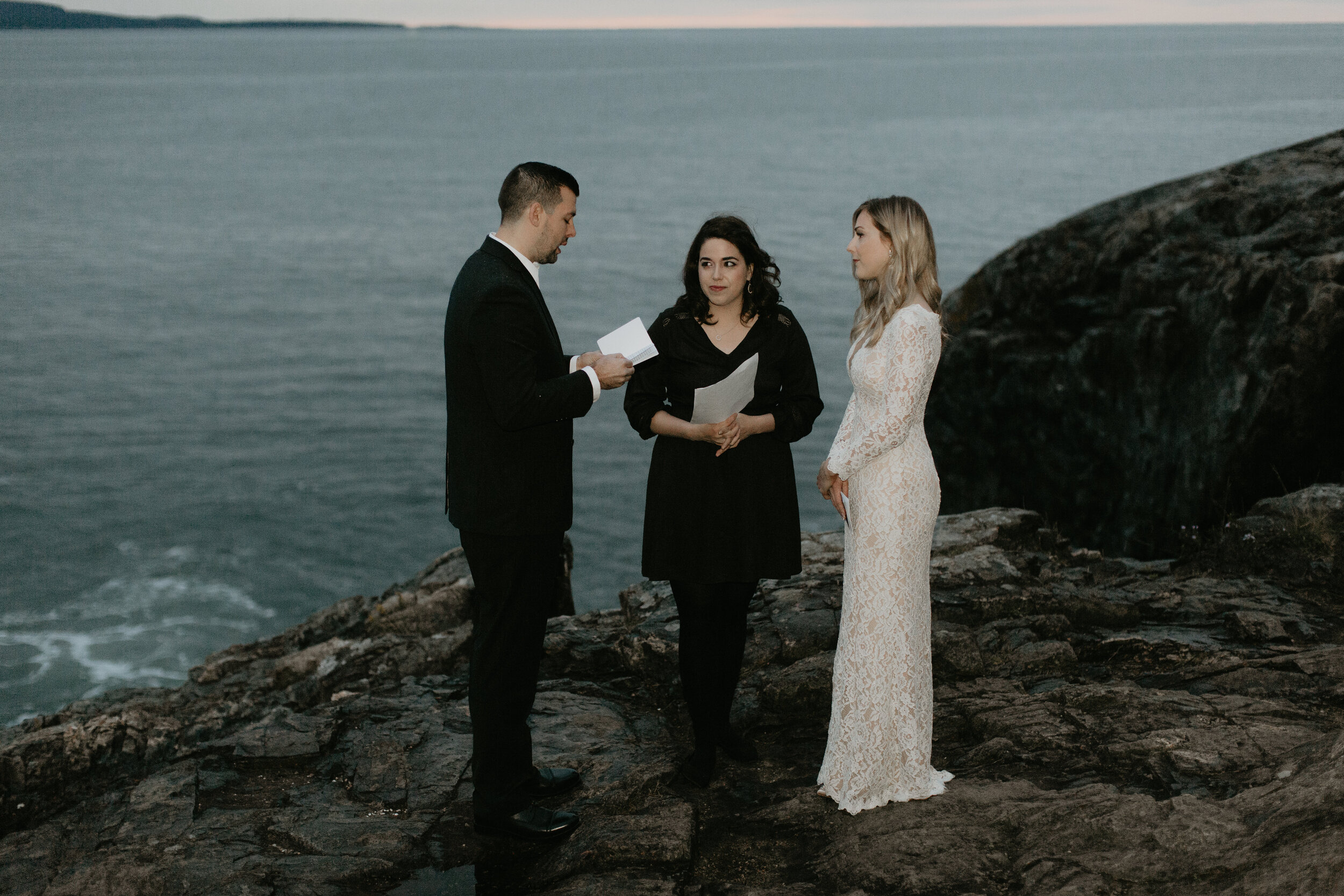 Nicole-Daacke-Photography-Acadia-national-park-elopement-photography-elopement-in-acadia-inspiration-maine-intimate-wedding-destination-elopement-photographer-rainy-day-maine-coast-bar-harbor-elopement-photography-110.jpg