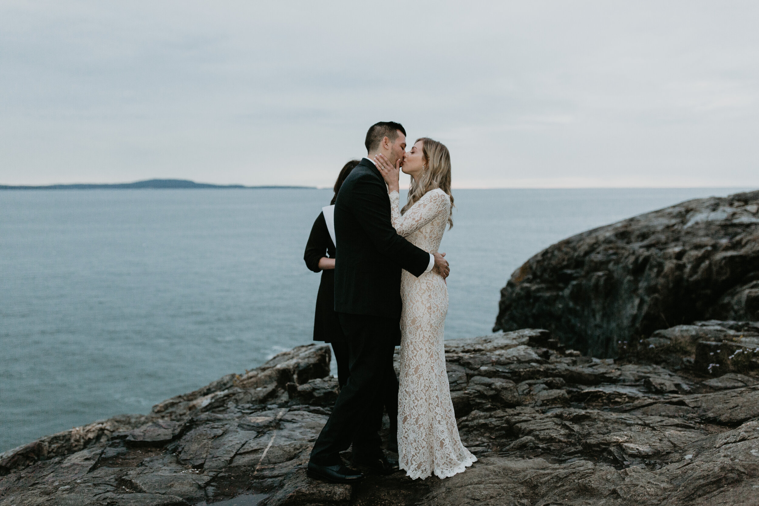 Nicole-Daacke-Photography-Acadia-national-park-elopement-photography-elopement-in-acadia-inspiration-maine-intimate-wedding-destination-elopement-photographer-rainy-day-maine-coast-bar-harbor-elopement-photography-116.jpg