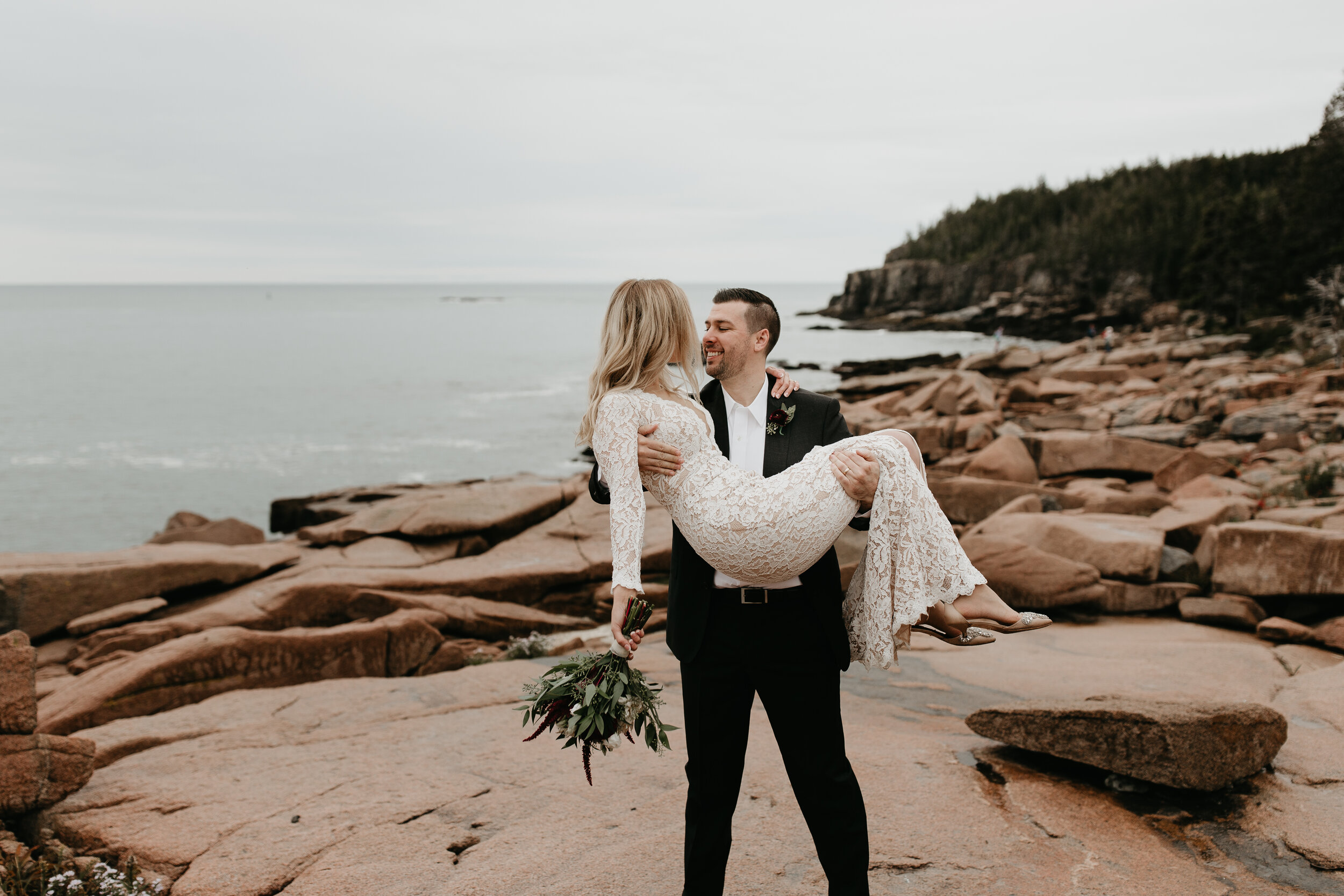 Nicole-Daacke-Photography-Acadia-national-park-elopement-photography-elopement-in-acadia-inspiration-maine-intimate-wedding-destination-elopement-photographer-rainy-day-maine-coast-bar-harbor-elopement-photography-164.jpg