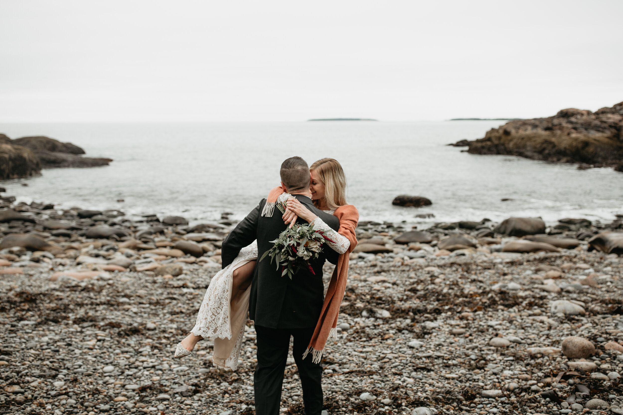 Nicole-Daacke-Photography-Acadia-national-park-elopement-photography-elopement-in-acadia-inspiration-maine-intimate-wedding-destination-elopement-photographer-rainy-day-maine-coast-bar-harbor-elopement-photography-181.jpg