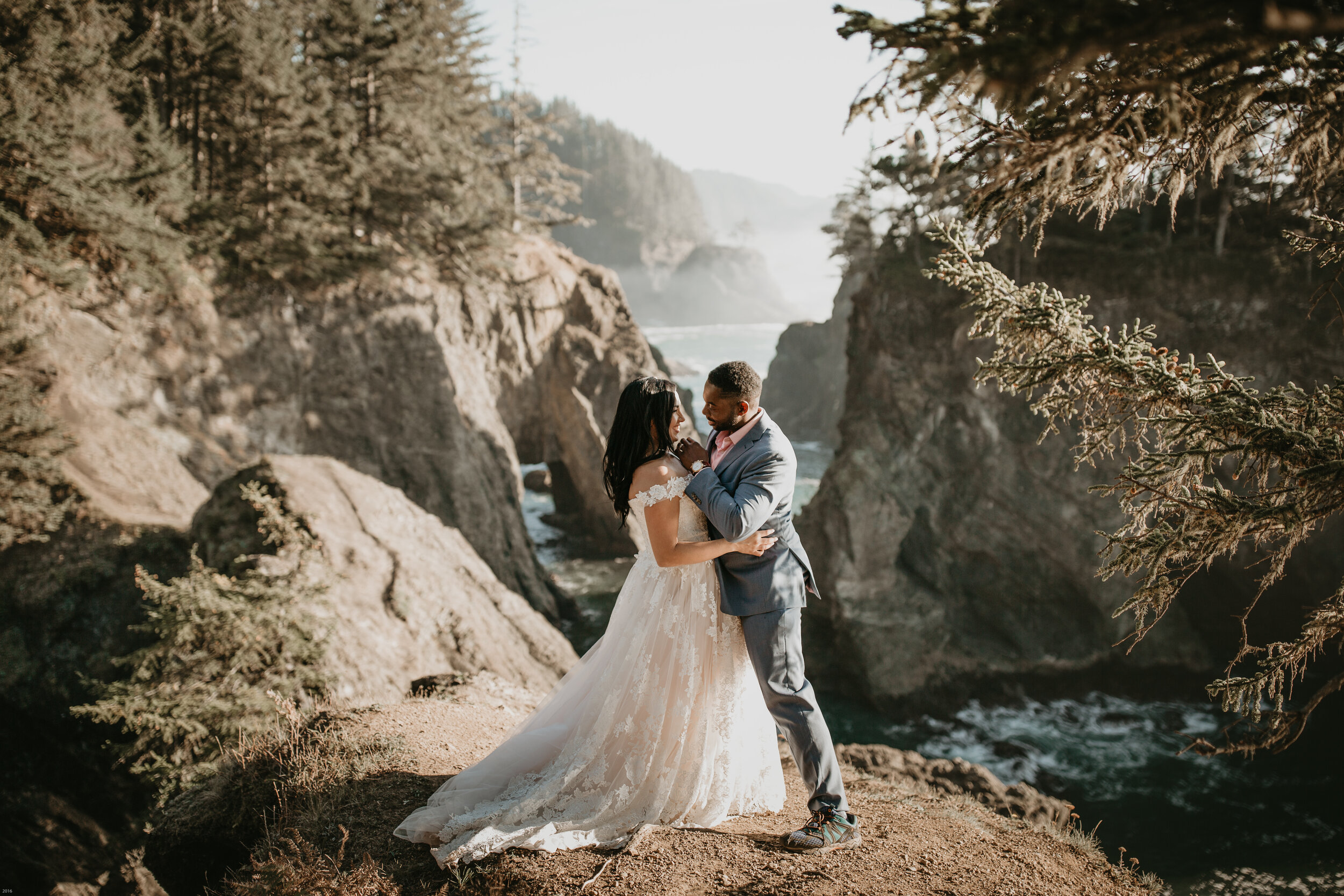 oregon-coast-elopement-at-samuel-boardman-state-park-scenic-road-southern-oregon-coast-elopement-photographer-Nicole-Daacke-Photography-156.jpg