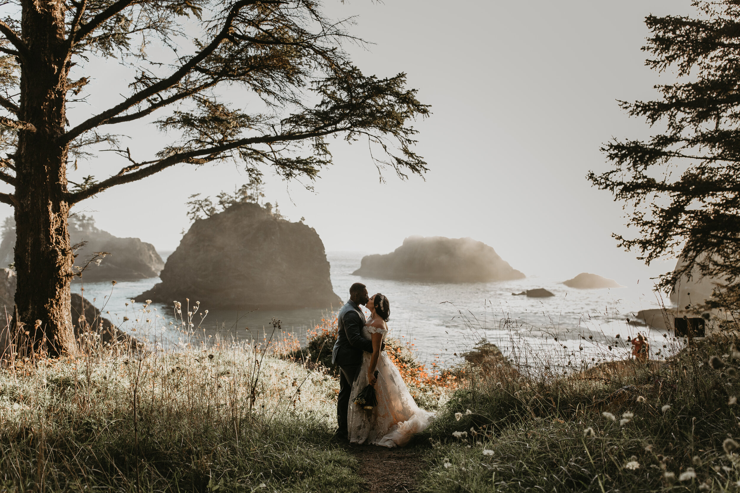 oregon-coast-elopement-at-samuel-boardman-state-park-scenic-road-southern-oregon-coast-elopement-photographer-Nicole-Daacke-Photography-171.jpg