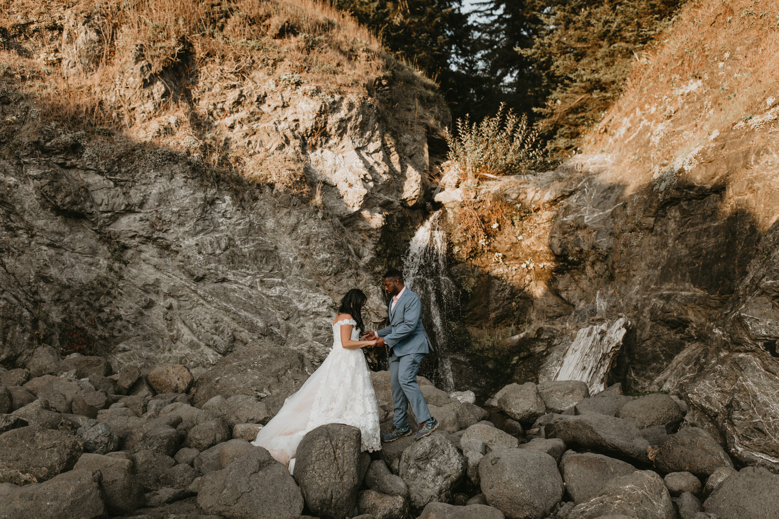 oregon-coast-elopement-at-samuel-boardman-state-park-scenic-road-southern-oregon-coast-elopement-photographer-Nicole-Daacke-Photography-172.jpg