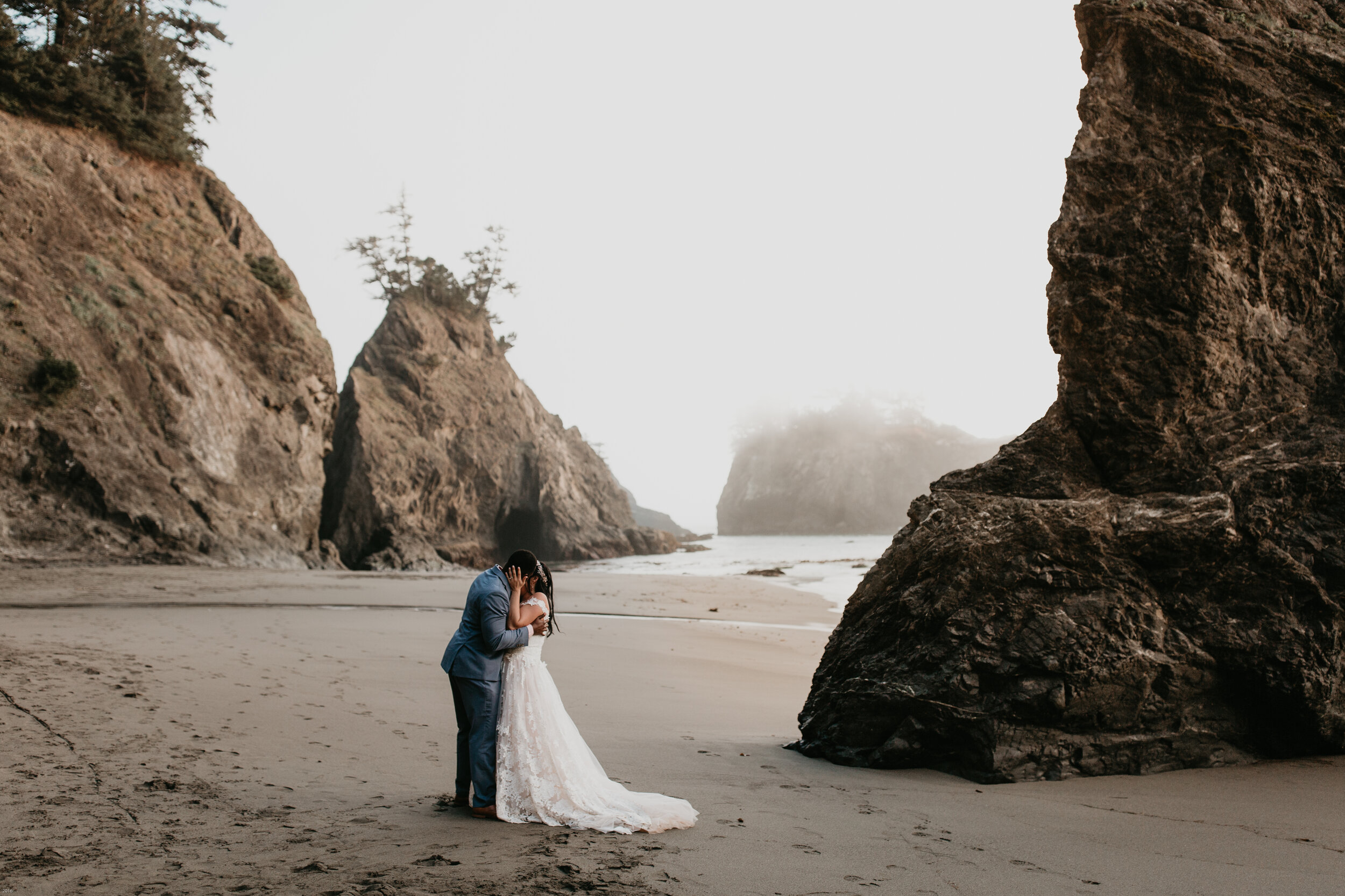 oregon-coast-elopement-at-samuel-boardman-state-park-scenic-road-southern-oregon-coast-elopement-photographer-Nicole-Daacke-Photography-187.jpg