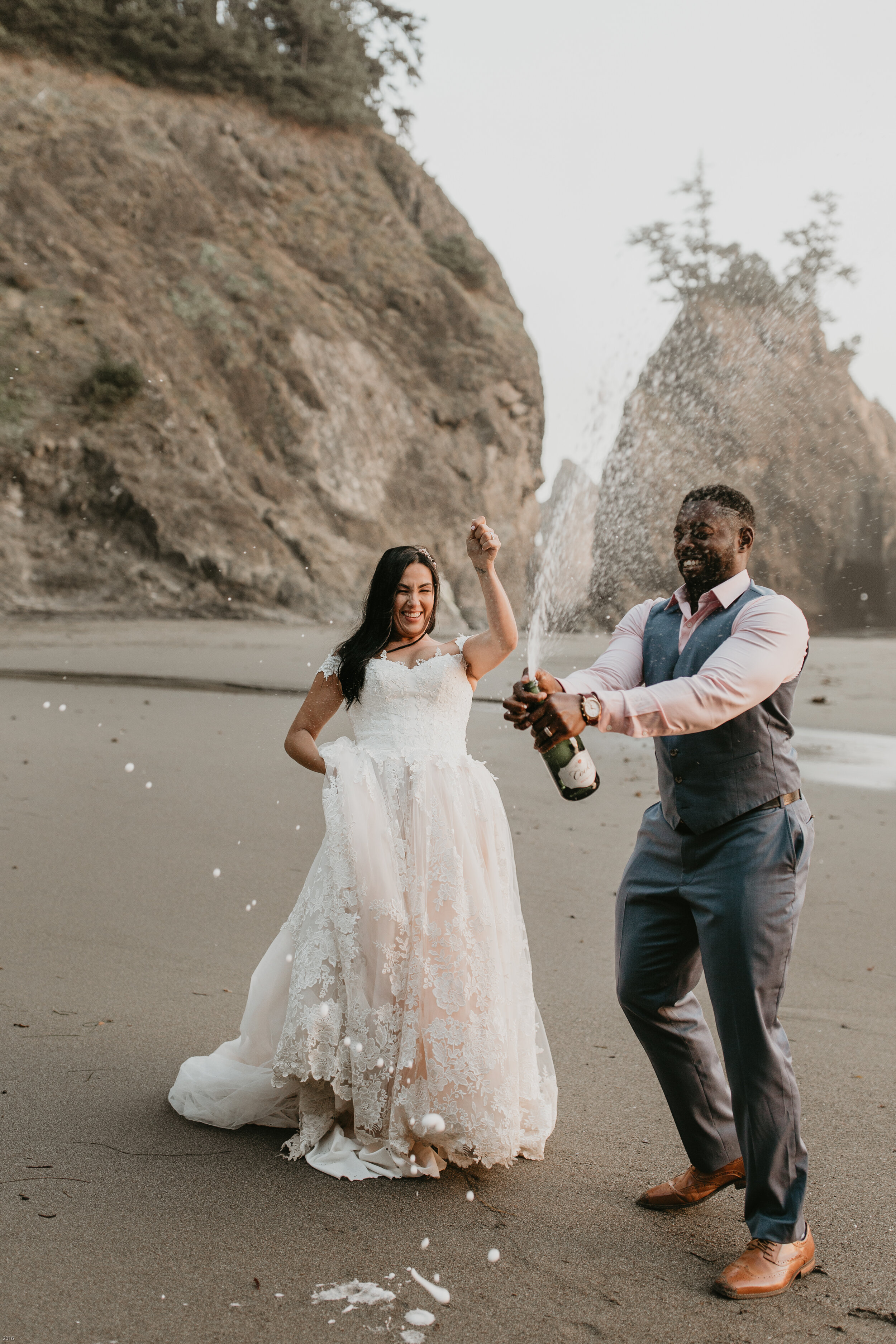 oregon-coast-elopement-at-samuel-boardman-state-park-scenic-road-southern-oregon-coast-elopement-photographer-Nicole-Daacke-Photography-191.jpg