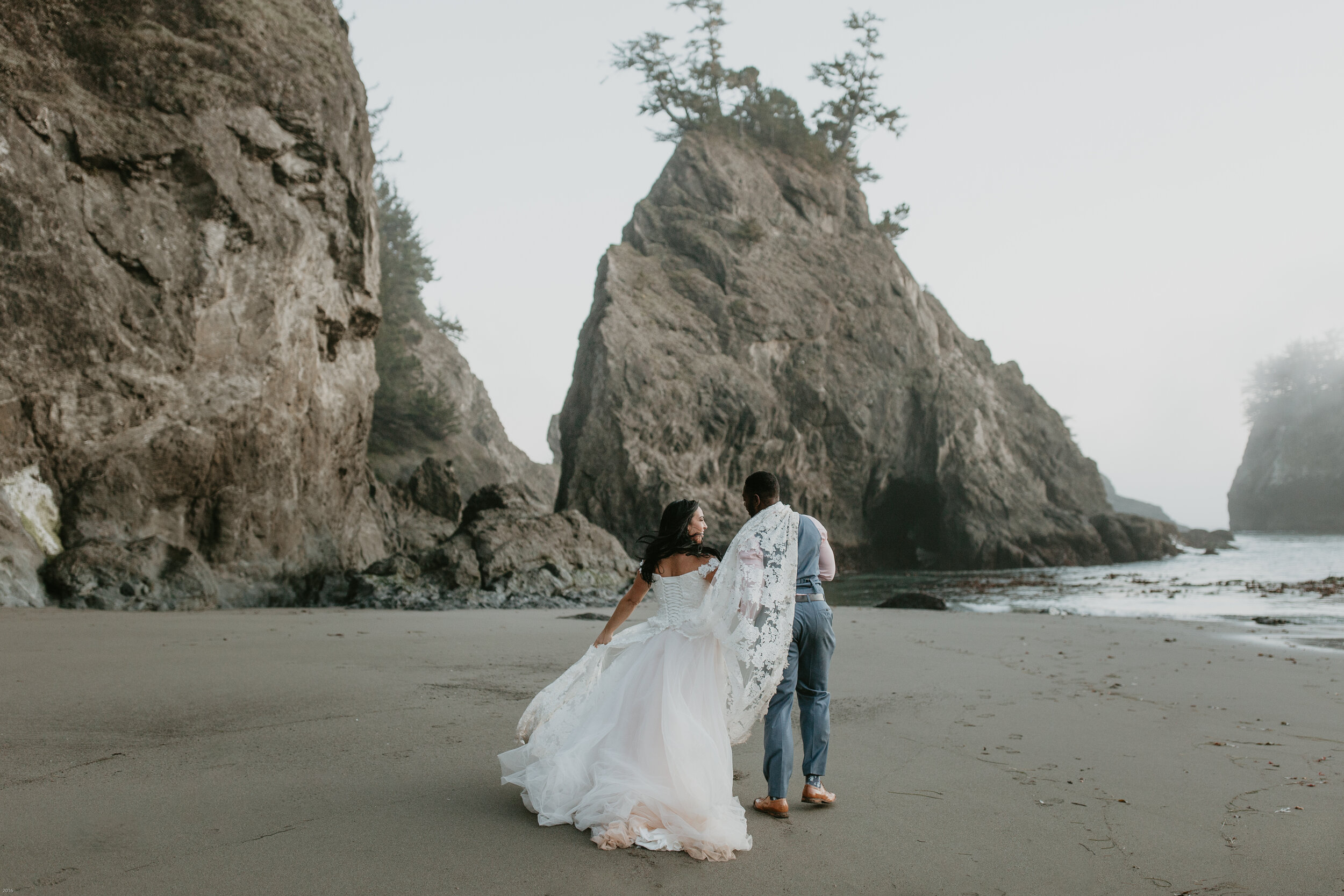 oregon-coast-elopement-at-samuel-boardman-state-park-scenic-road-southern-oregon-coast-elopement-photographer-Nicole-Daacke-Photography-208.jpg