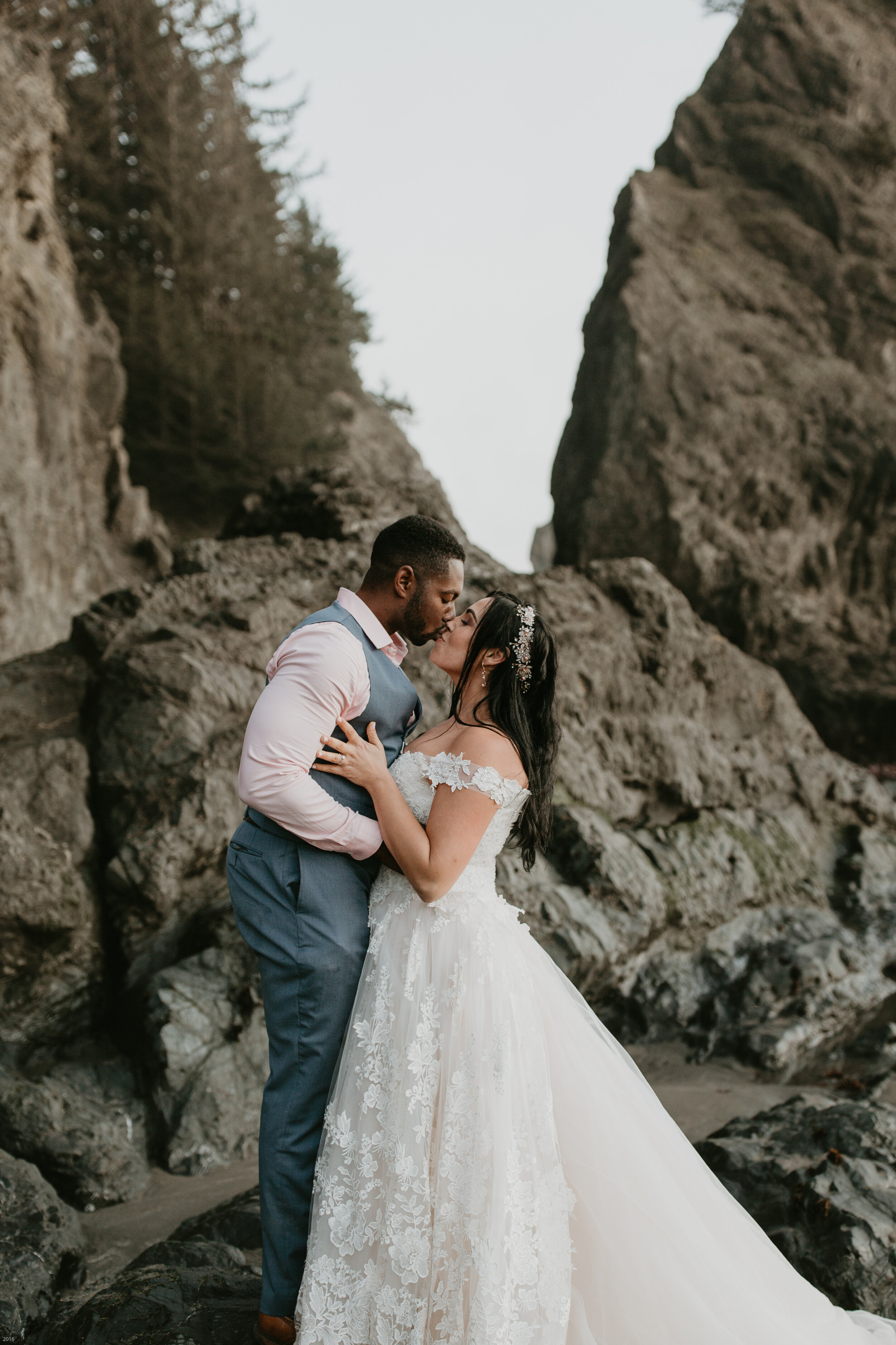 oregon-coast-elopement-at-samuel-boardman-state-park-scenic-road-southern-oregon-coast-elopement-photographer-Nicole-Daacke-Photography-209.jpg