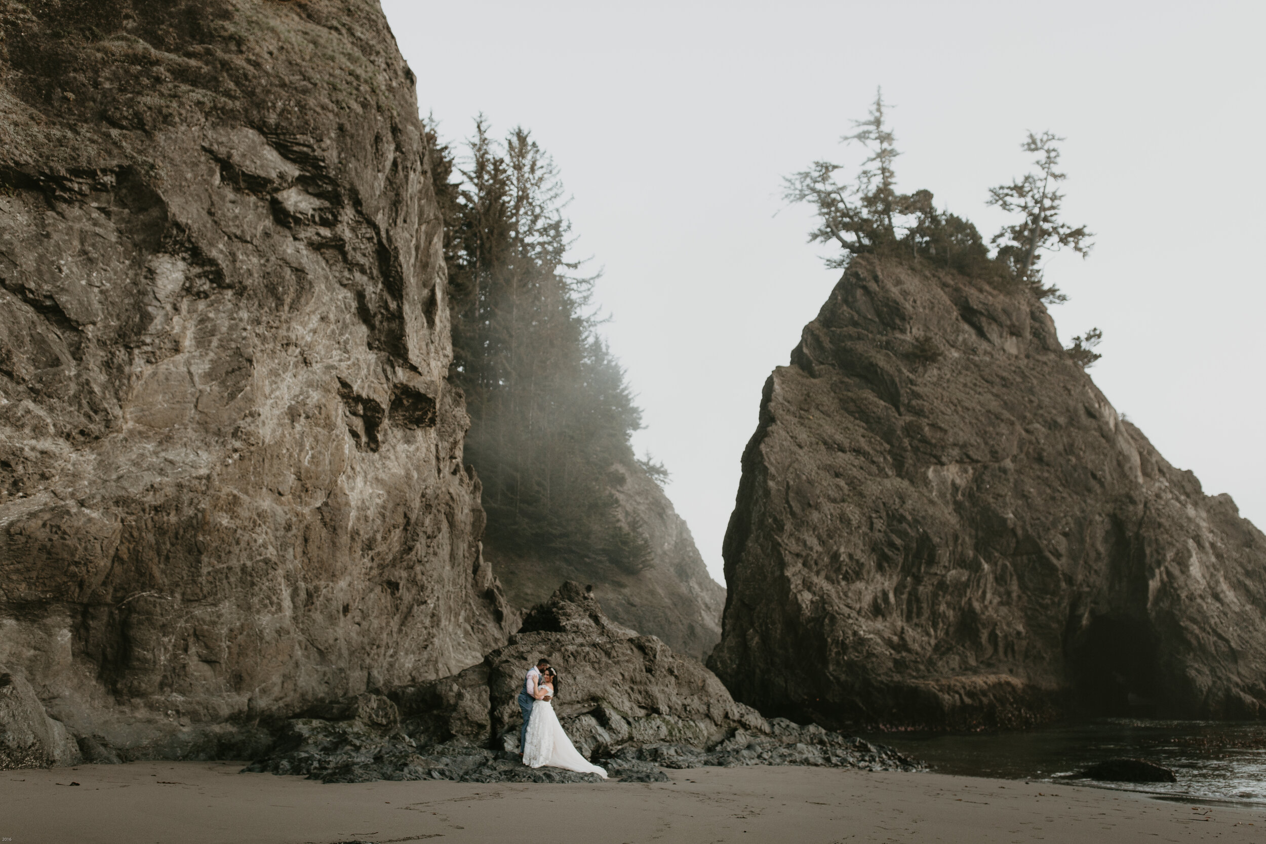 oregon-coast-elopement-at-samuel-boardman-state-park-scenic-road-southern-oregon-coast-elopement-photographer-Nicole-Daacke-Photography-210.jpg