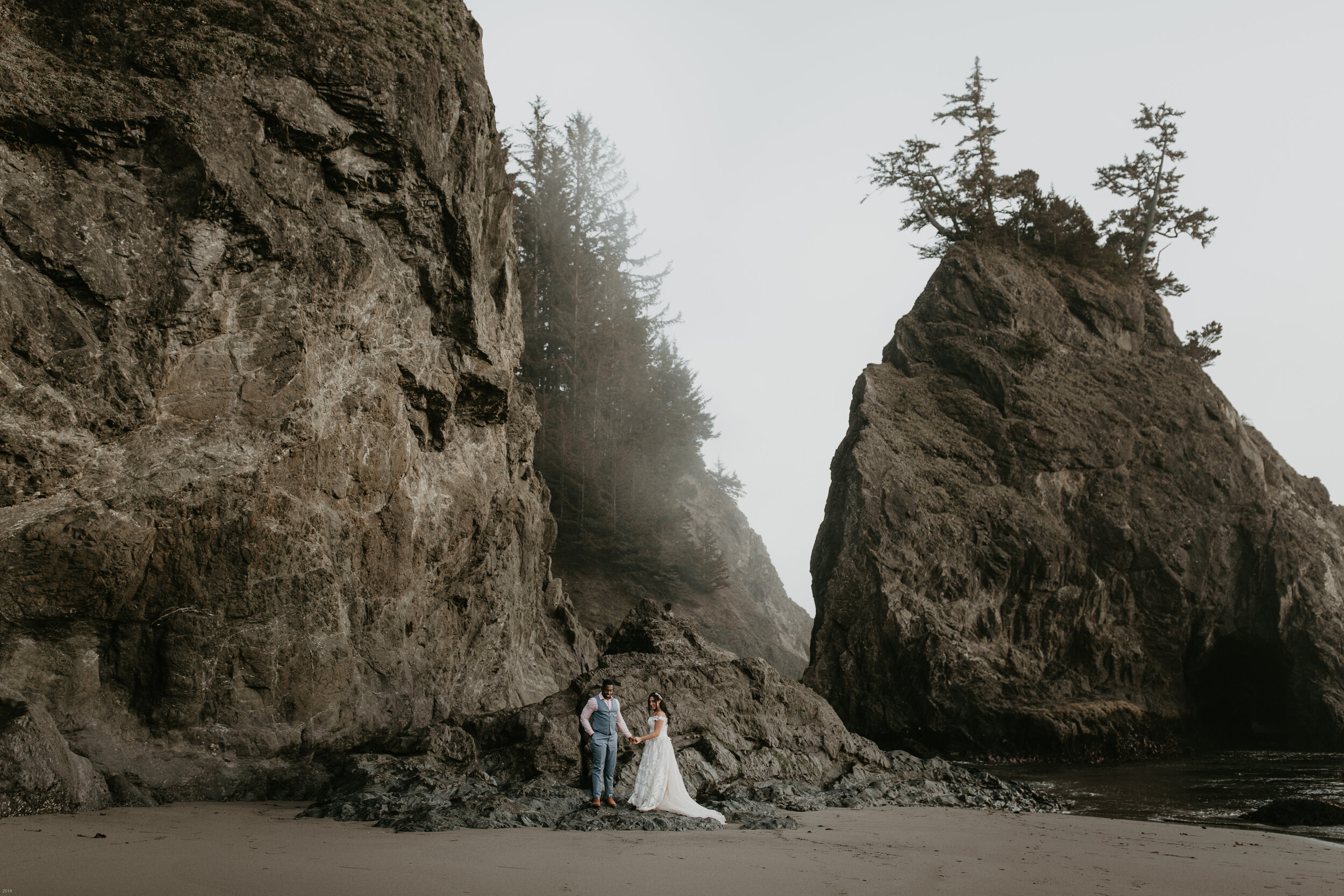 oregon-coast-elopement-at-samuel-boardman-state-park-scenic-road-southern-oregon-coast-elopement-photographer-Nicole-Daacke-Photography-211.jpg