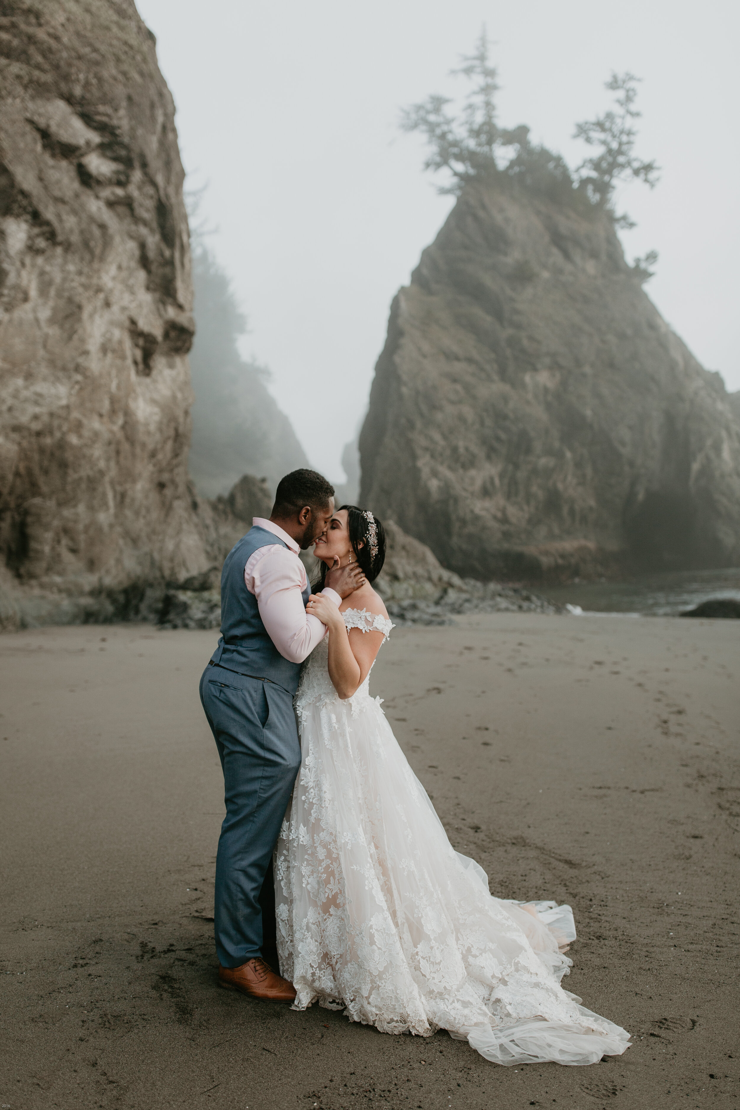 oregon-coast-elopement-at-samuel-boardman-state-park-scenic-road-southern-oregon-coast-elopement-photographer-Nicole-Daacke-Photography-213.jpg