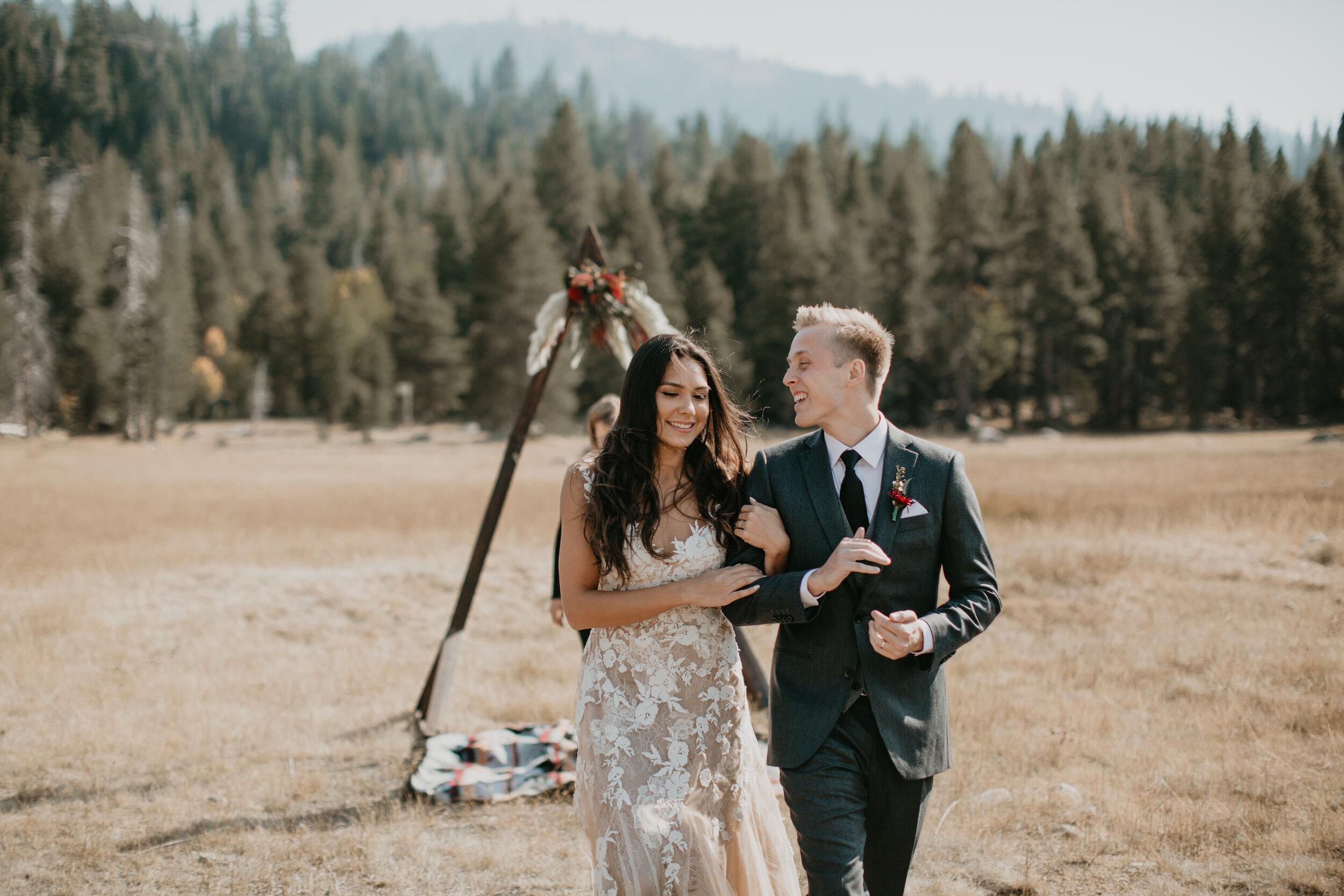 nicole-daacke-photography-lake-tahoe-elopement-hiking-fall-elopement-sierra-nevadas-lake-tahoe-elopement-photographer-149.jpg