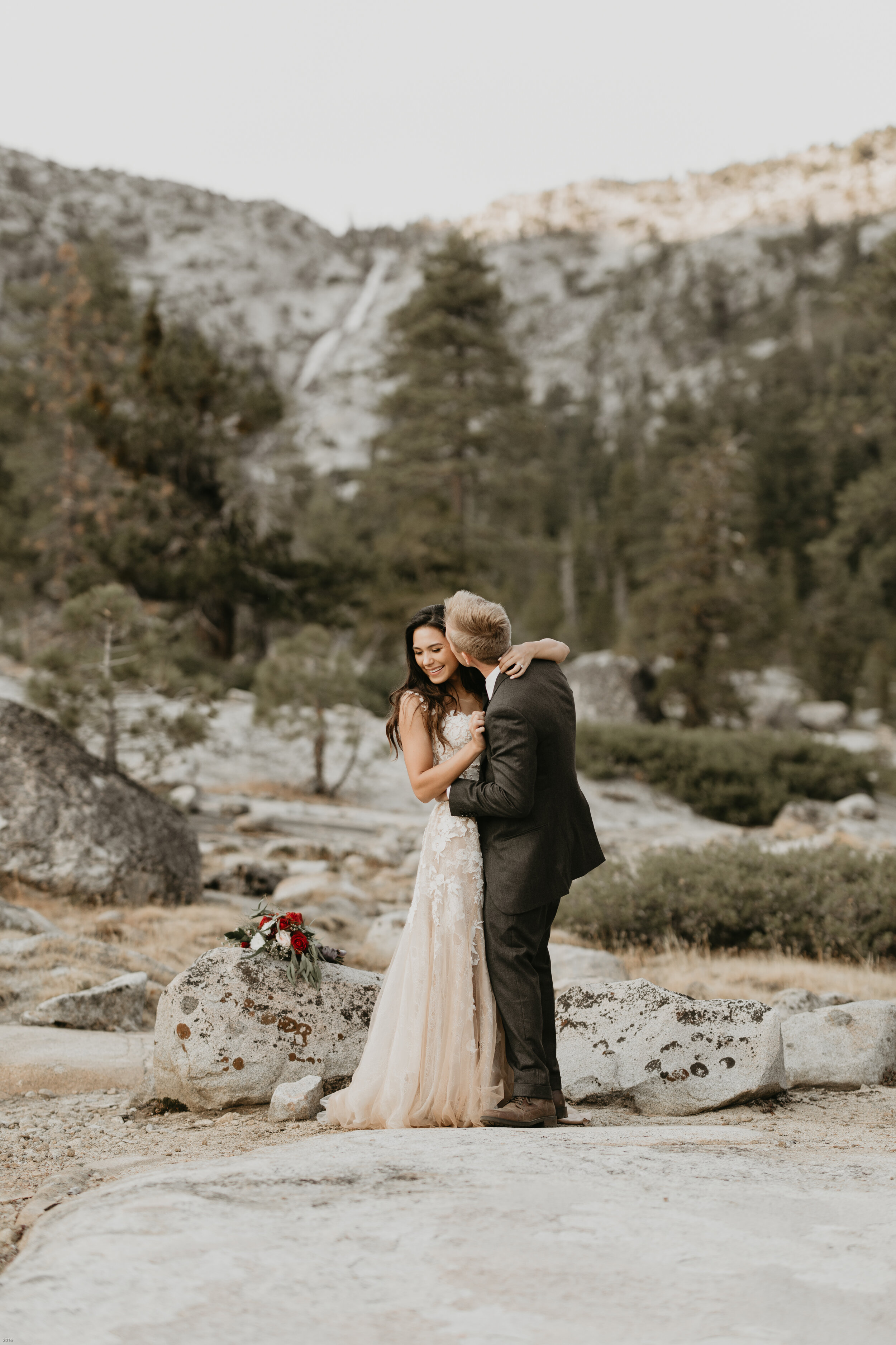 nicole-daacke-photography-lake-tahoe-elopement-hiking-fall-elopement-sierra-nevadas-lake-tahoe-elopement-photographer-177.jpg