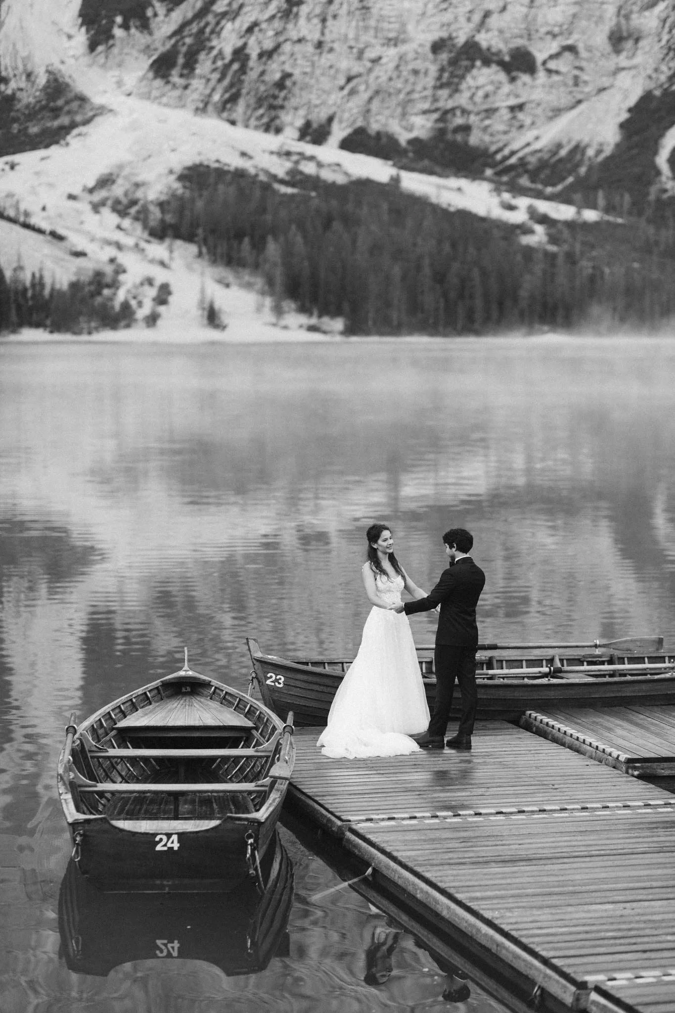 elopement-at-lago-di-braies-boathouse-in-the-dolomites-nicole-daacke-photography-199.jpg