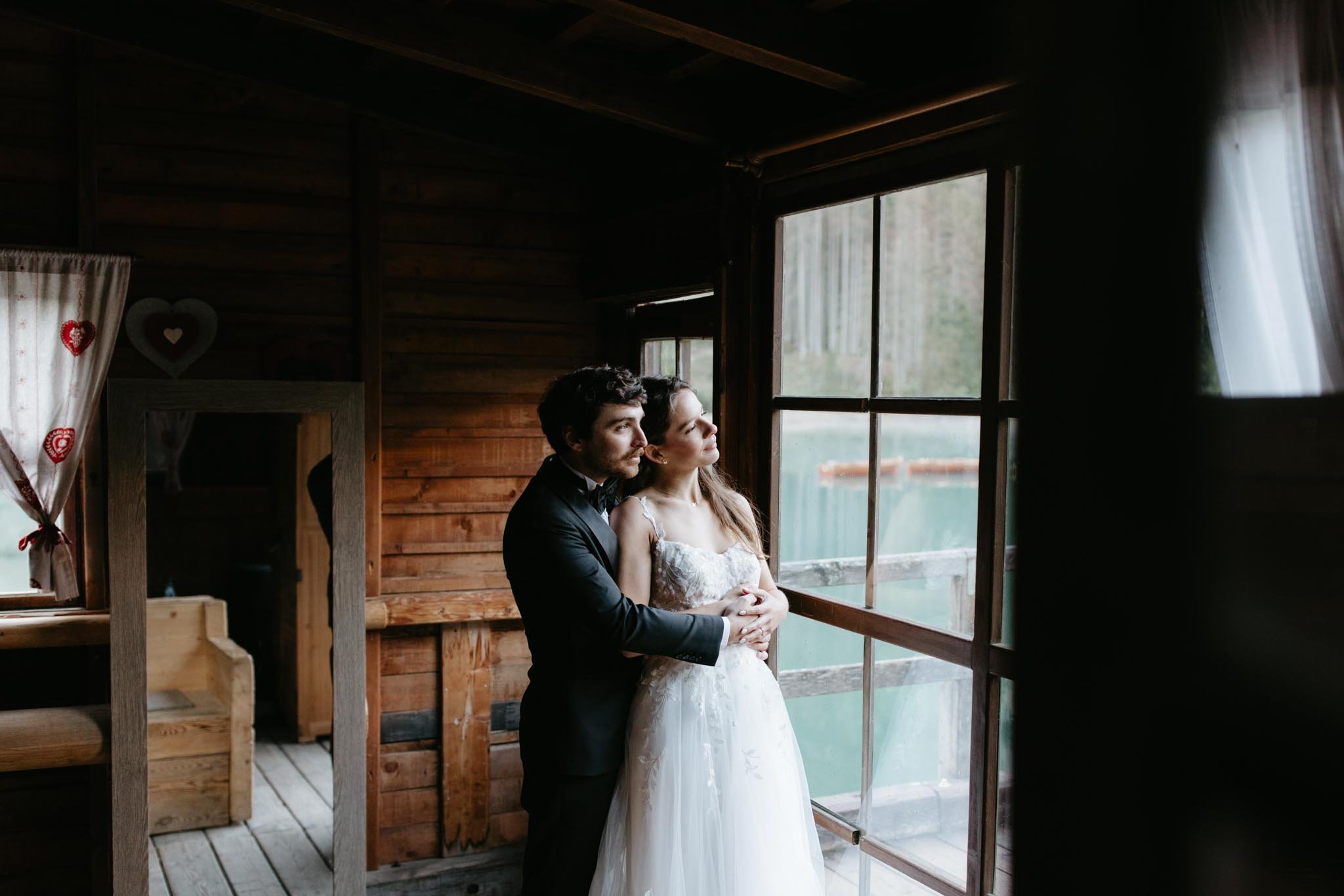 elopement-at-lago-di-braies-boathouse-in-the-dolomites-nicole-daacke-photography-241.jpg