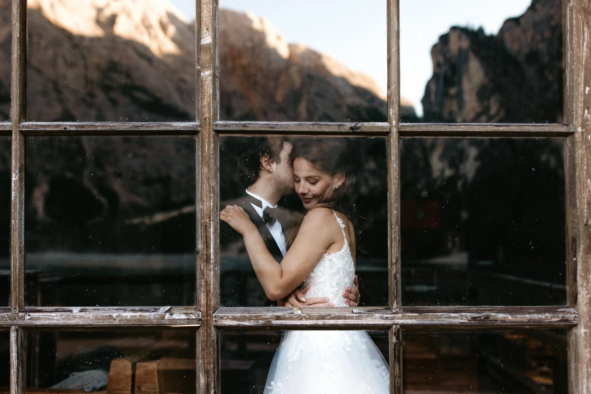 elopement-at-lago-di-braies-boathouse-in-the-dolomites-nicole-daacke-photography-252.jpg