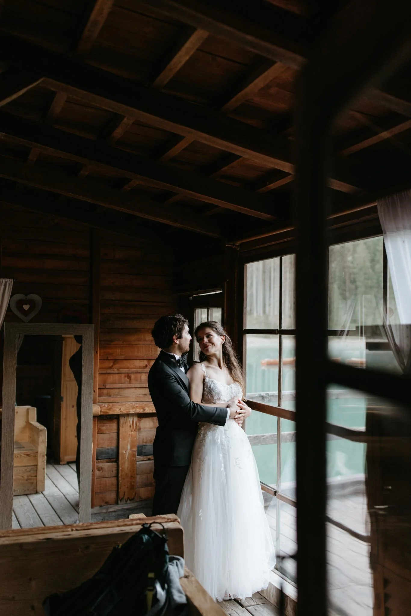 elopement-at-lago-di-braies-boathouse-in-the-dolomites-nicole-daacke-photography-242.jpg