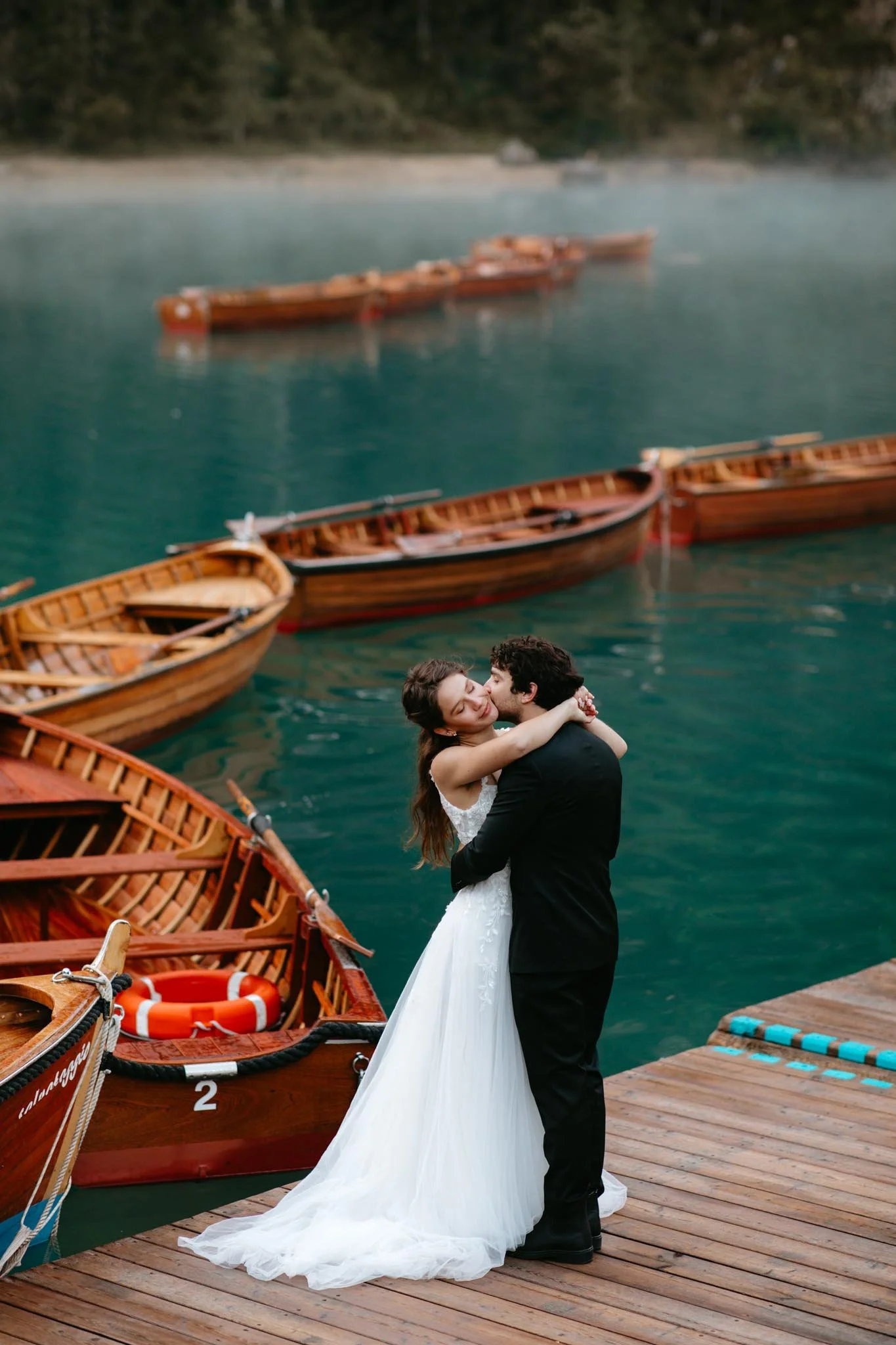 elopement-at-lago-di-braies-boathouse-in-the-dolomites-nicole-daacke-photography-279.jpg
