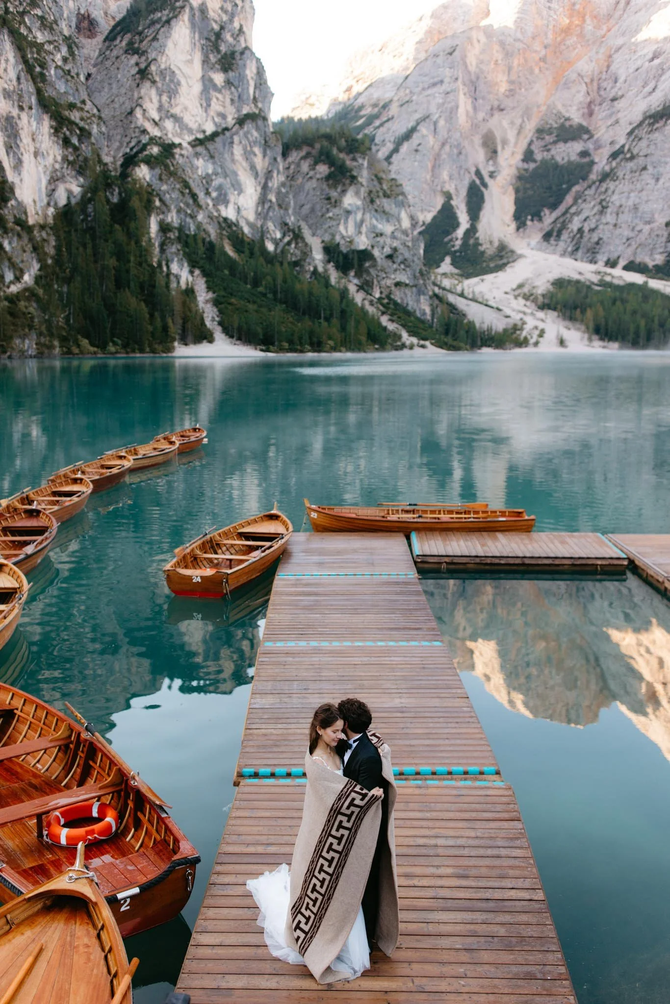 elopement-at-lago-di-braies-boathouse-in-the-dolomites-nicole-daacke-photography-328.jpg